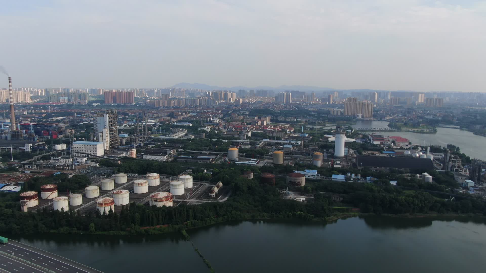 城市工业生产工业制造航拍视频的预览图