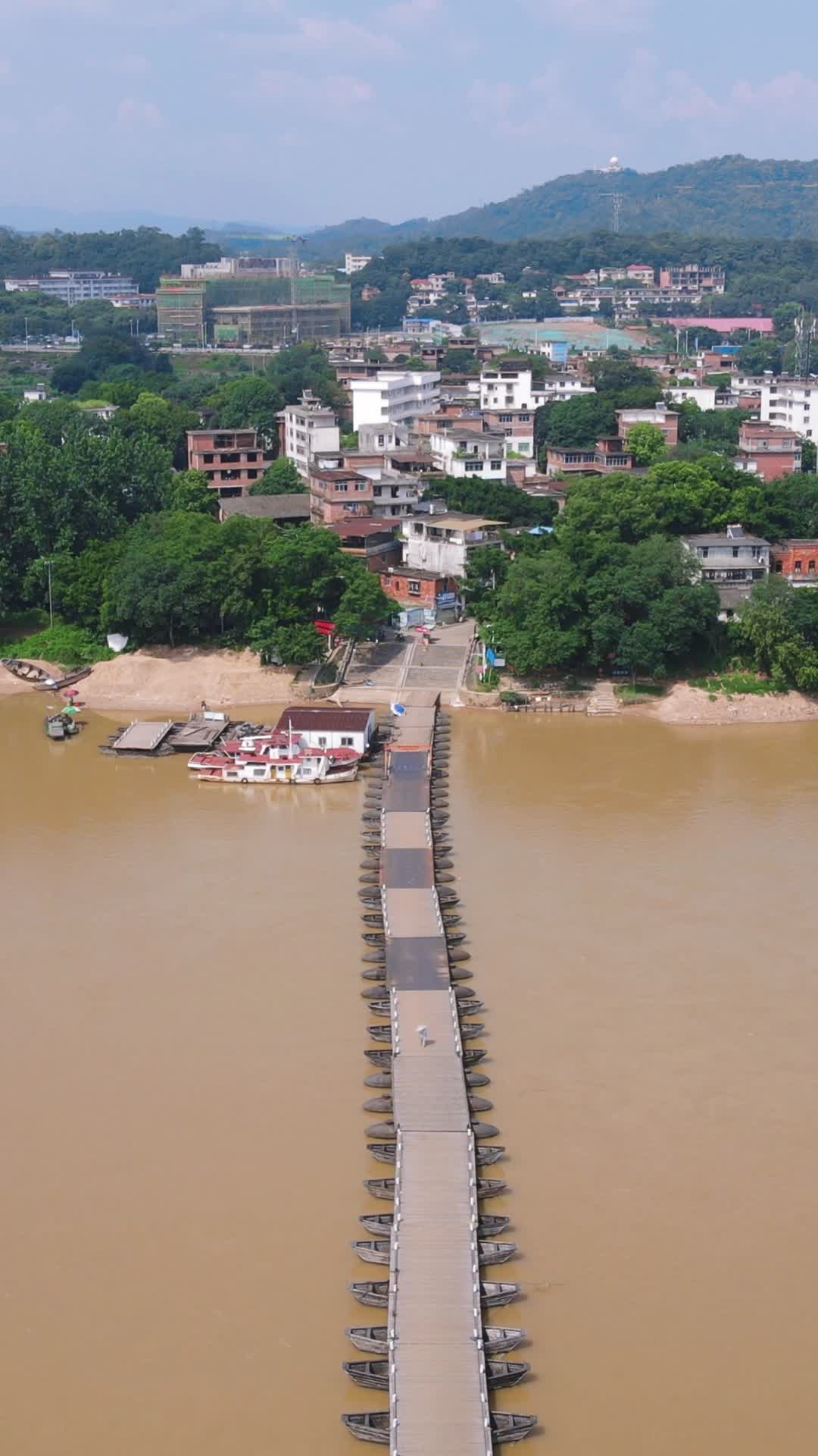 江西赣州赣江古浮桥竖屏航拍视频的预览图