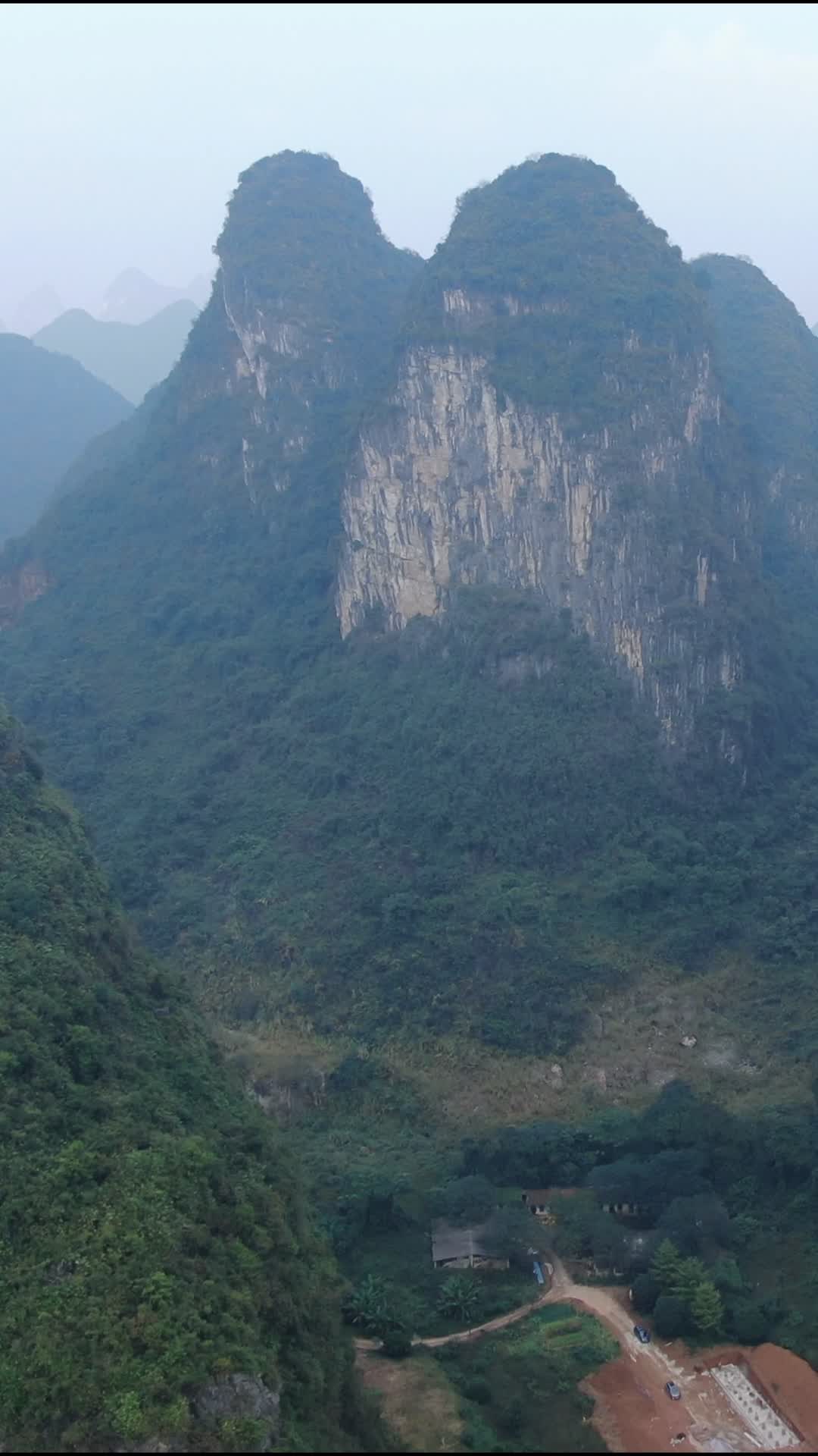 广西桂林奇山竖屏航拍视频的预览图