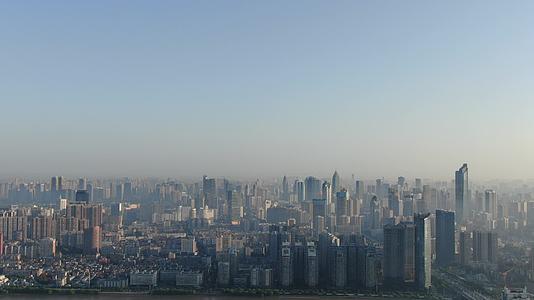 武汉城市清晨迷雾航拍视频的预览图