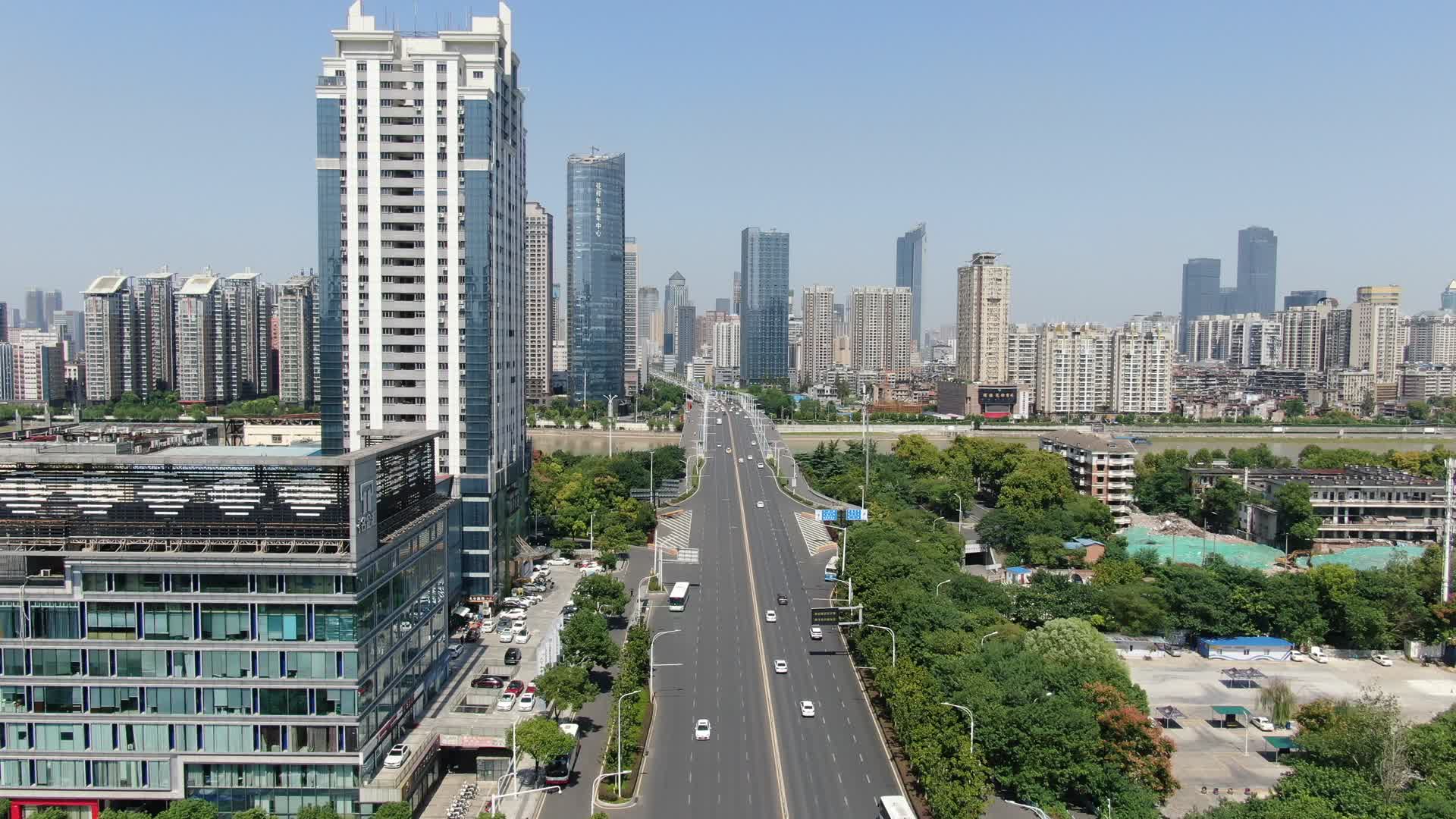 武汉鹦鹉洲大道交通航拍视频的预览图
