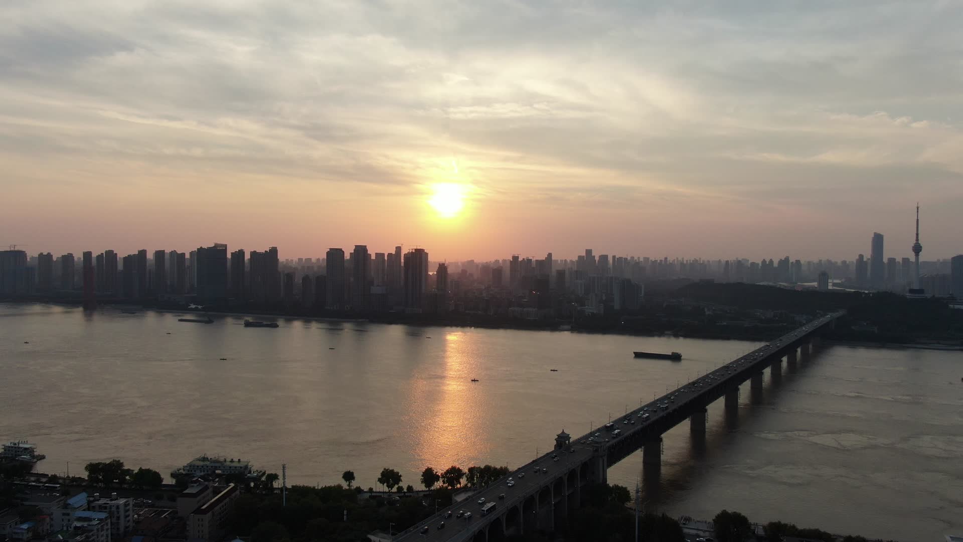 湖北武汉长江日落晚霞夕阳航拍视频的预览图