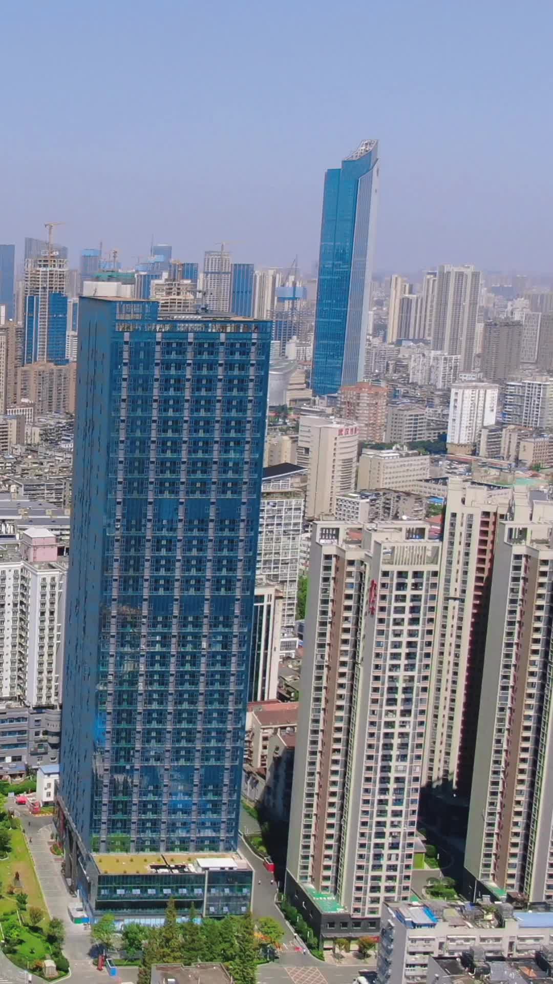 湖北武汉城市高楼建筑竖屏航拍视频的预览图