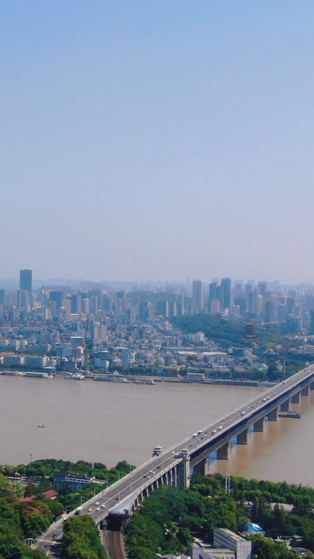 湖北武汉城市高楼建筑竖屏航拍视频的预览图