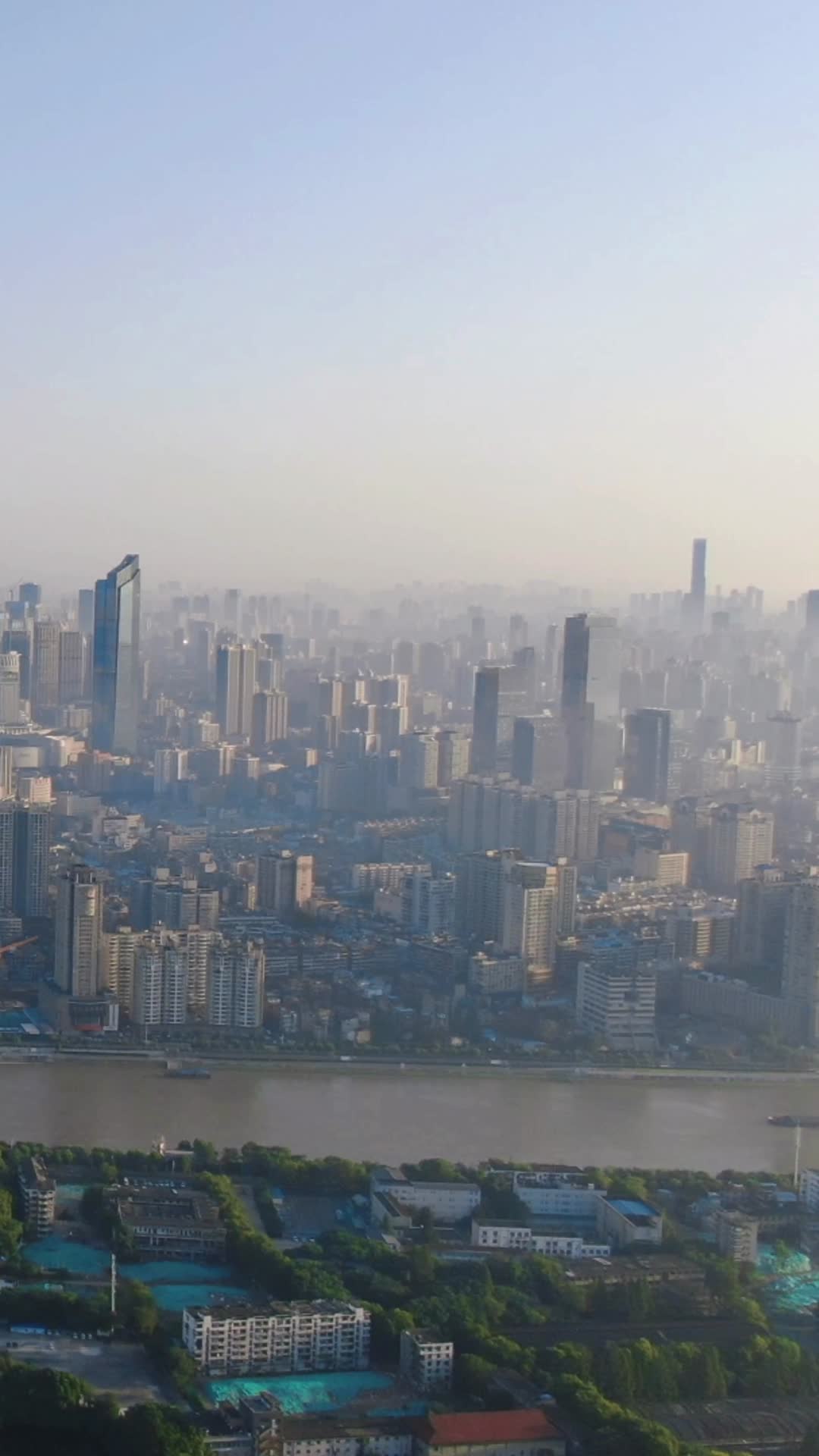 武汉城市清晨迷雾竖屏航拍视频的预览图
