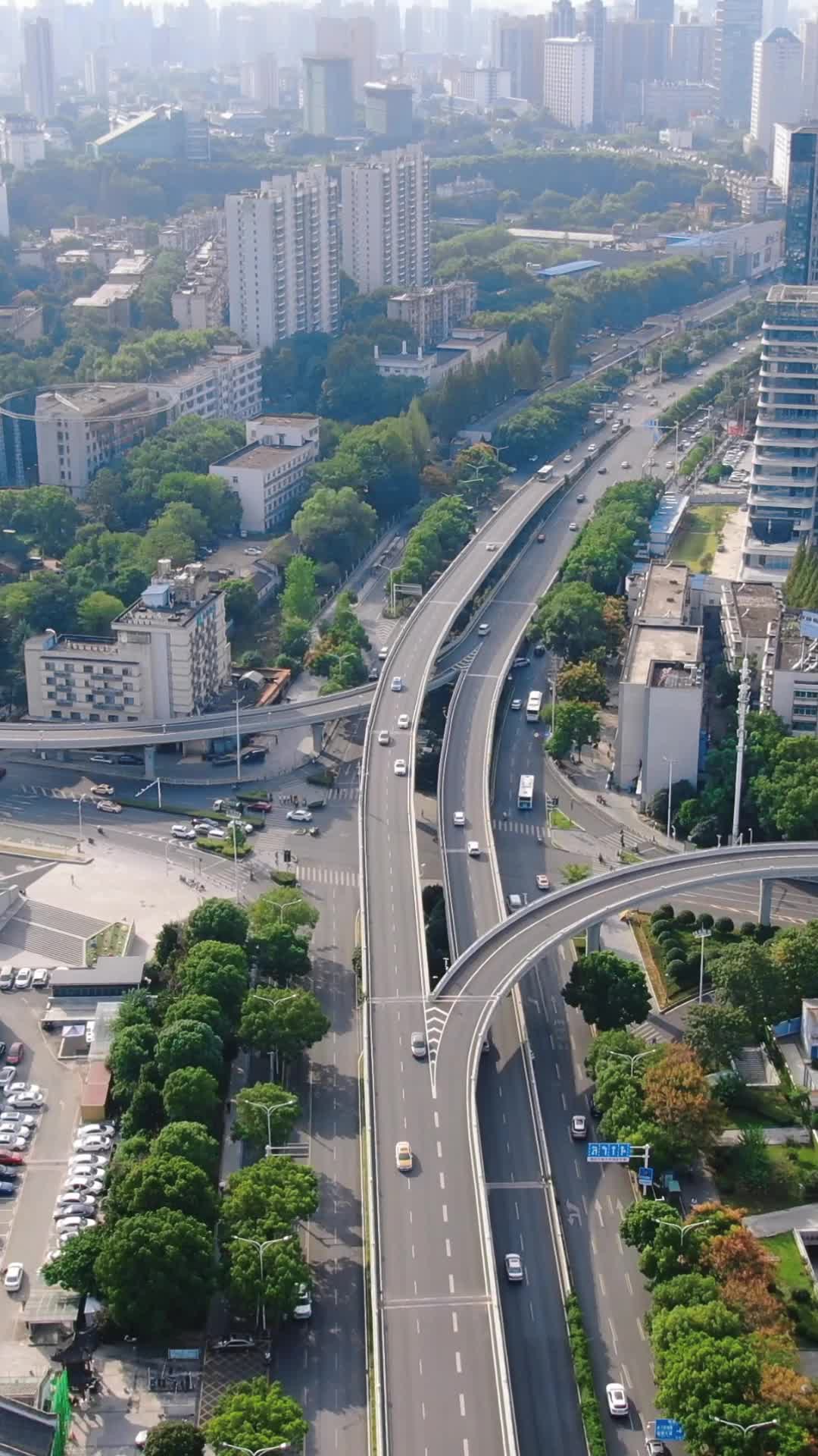 湖北武汉城市高架立交桥竖屏航拍视频的预览图