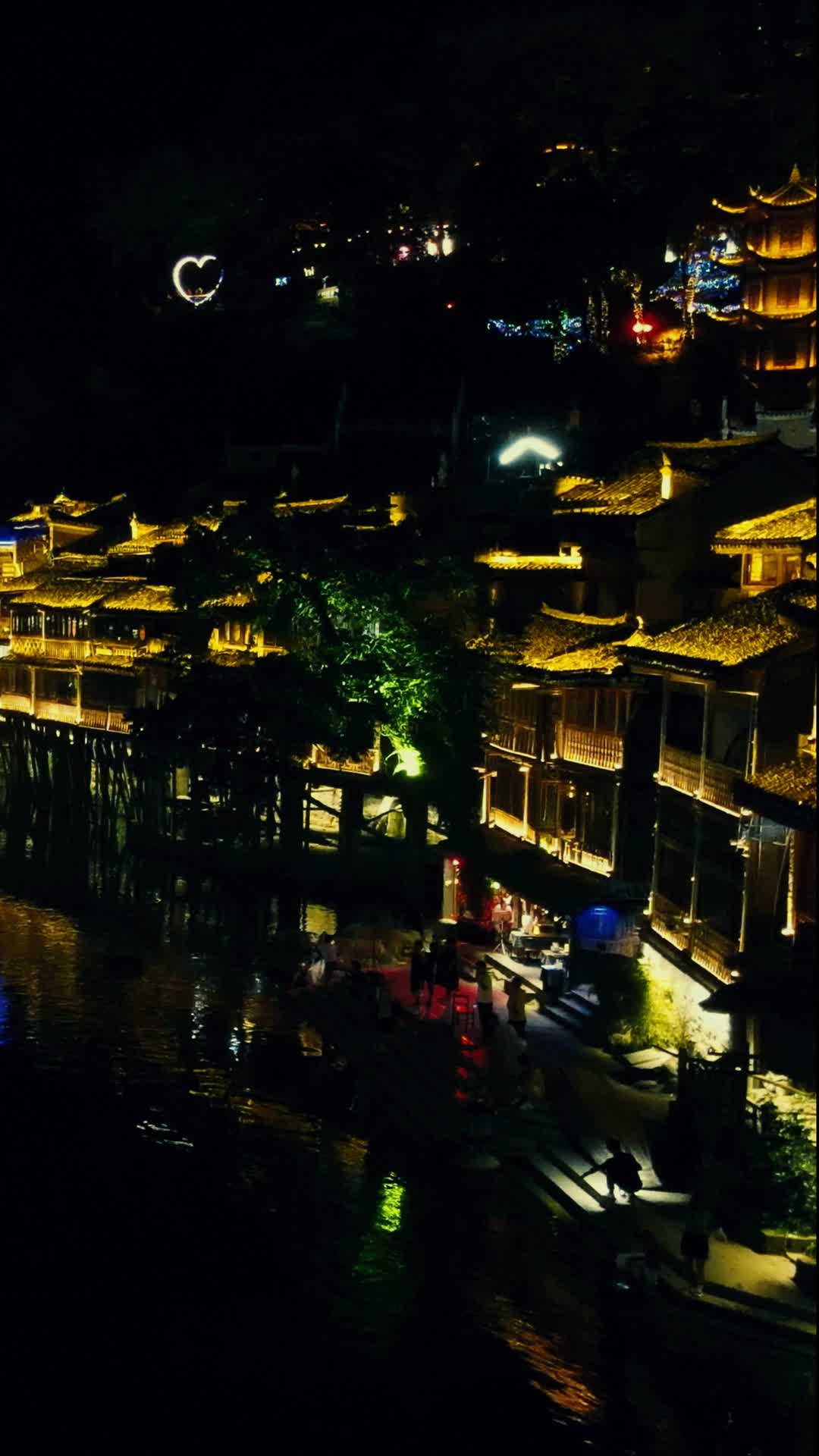 湖南凤凰古城吊脚楼竖屏航拍视频的预览图