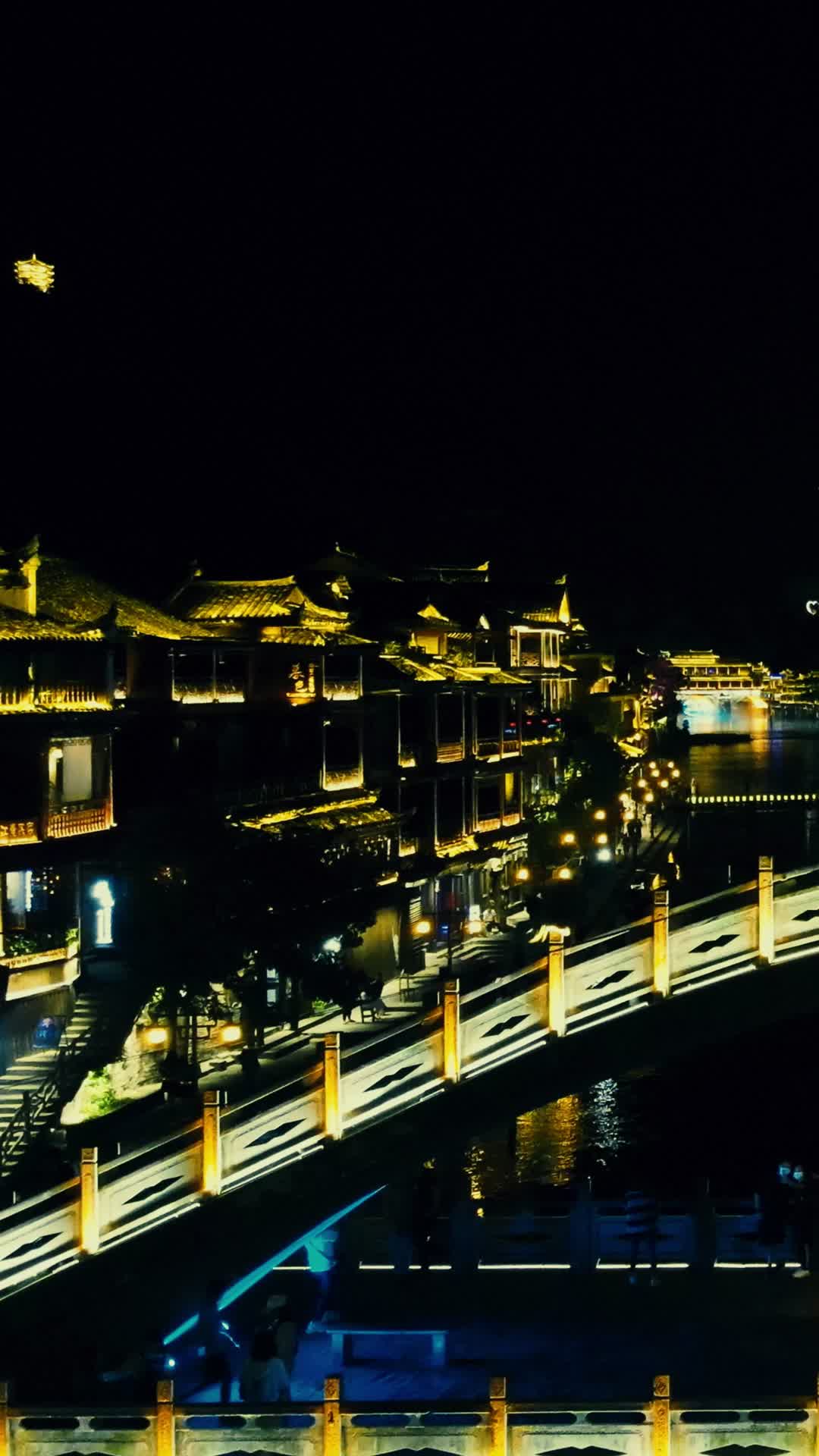 湖南凤凰古城吊脚楼竖屏航拍视频的预览图
