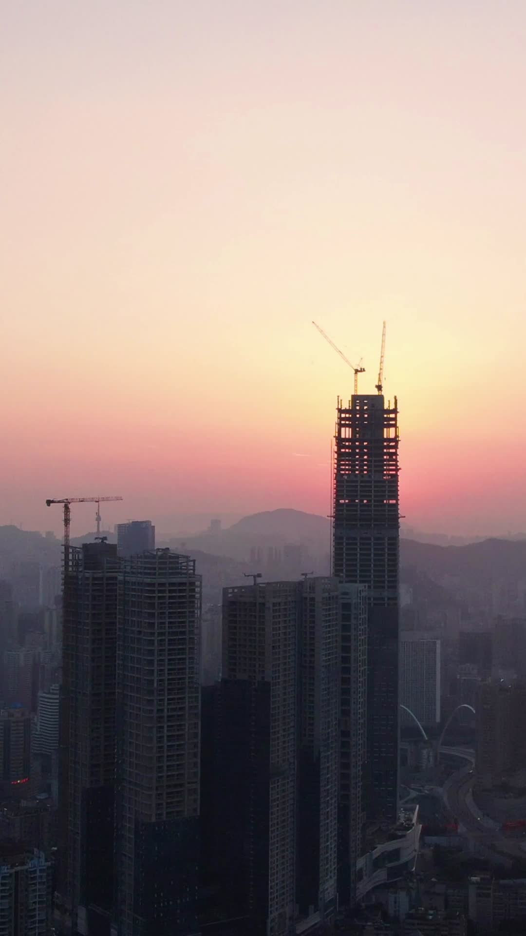 城市在建高楼吊塔日出彩霞竖屏航拍视频的预览图