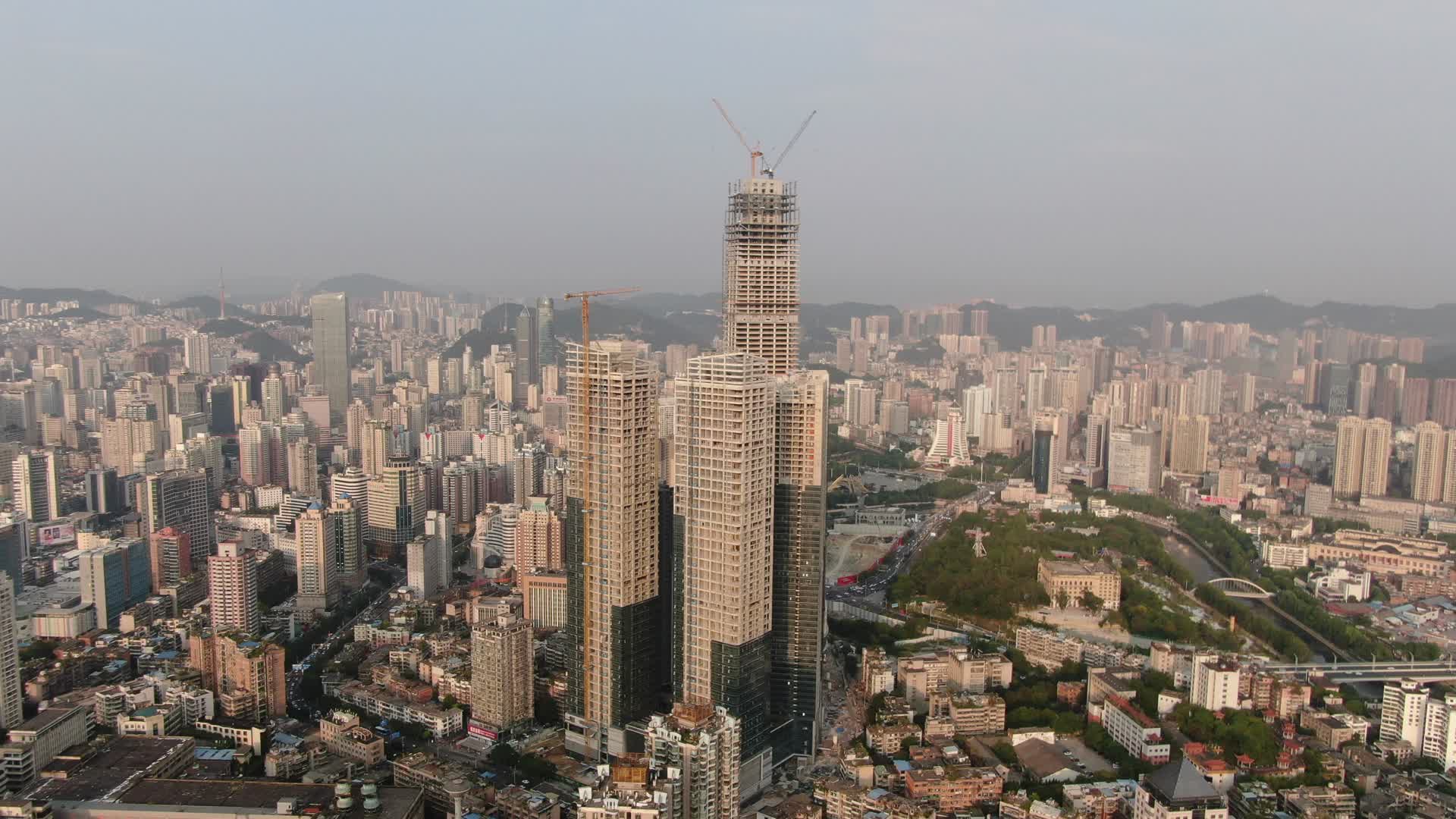 城市在建高楼吊塔航拍视频的预览图