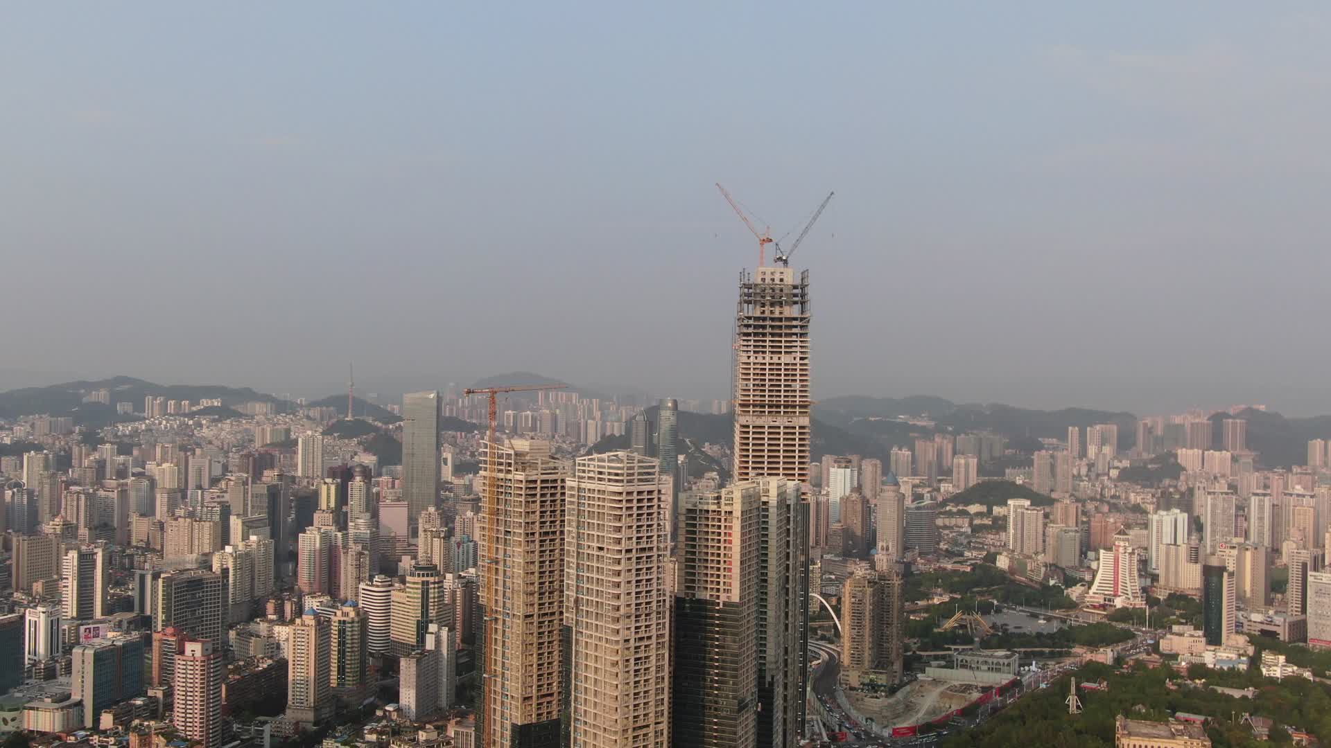 城市在建高楼吊塔航拍视频的预览图