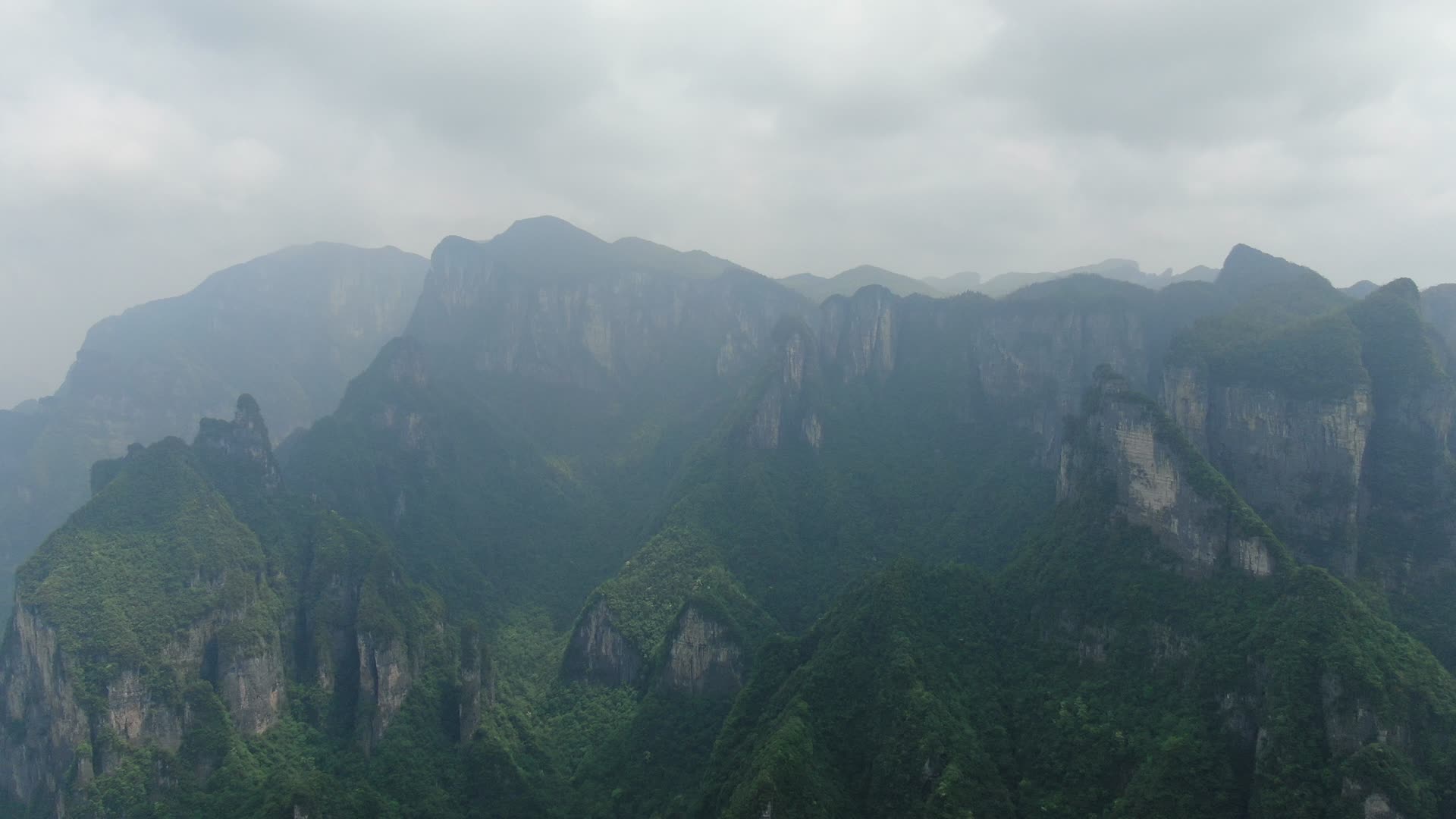 4K航拍湖南张家界天门山景区全景视频的预览图