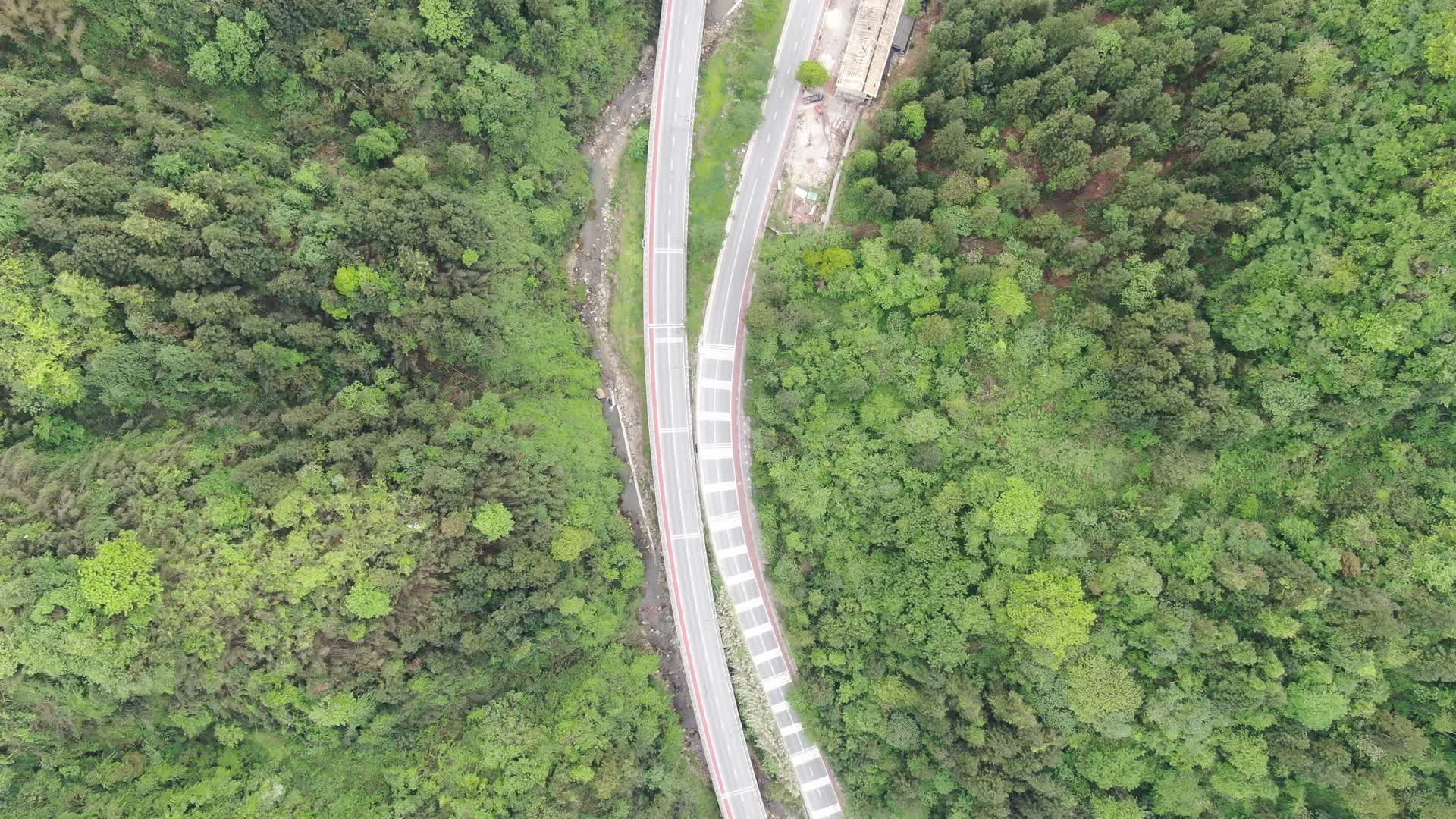 4K航拍大山中的唯美公路视频的预览图