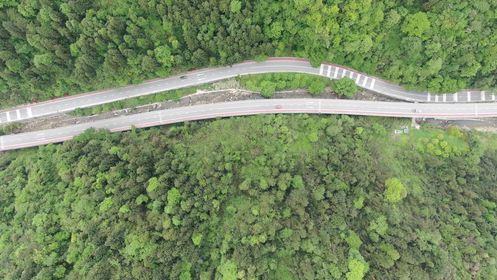 4K航拍大山中的唯美公路视频的预览图