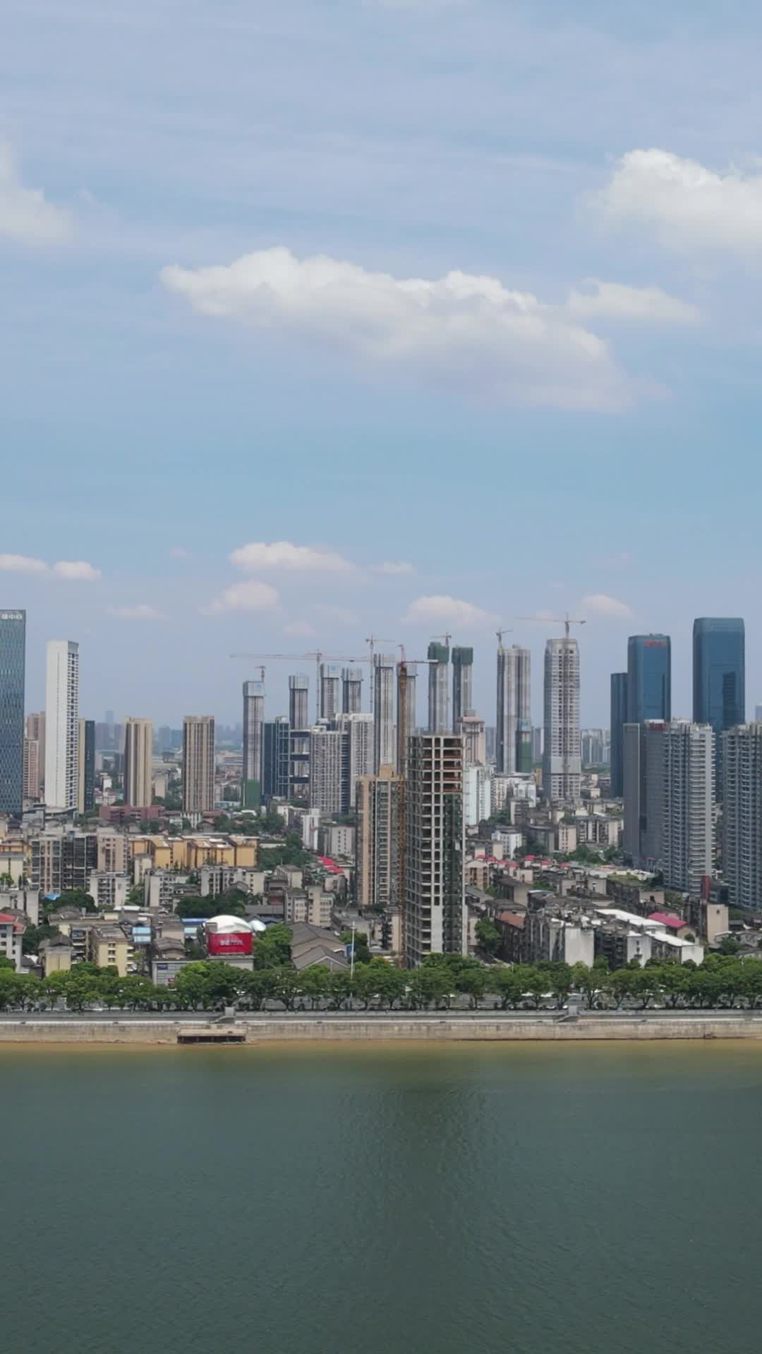湖南长沙城市天际线高楼建筑竖屏航拍视频的预览图