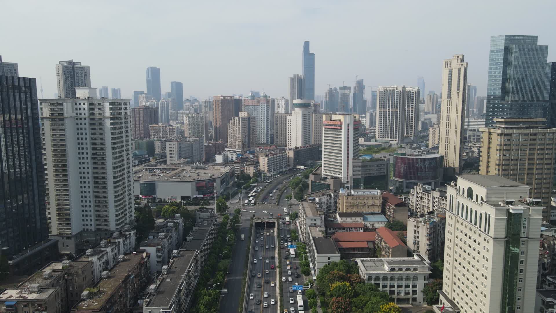 4K航拍湖北武汉解放大道交通高楼视频的预览图