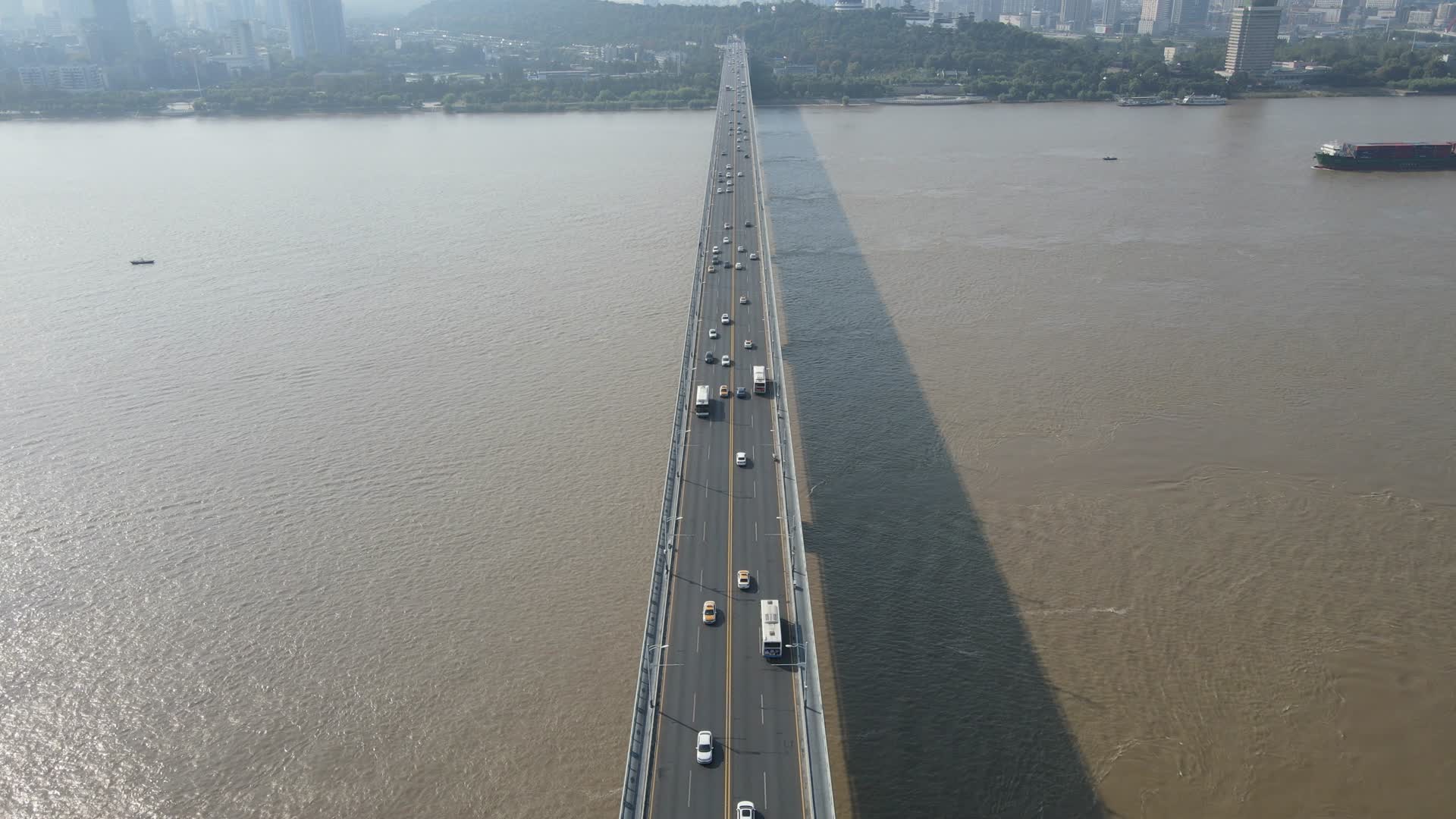 4K航拍湖北武汉长江大桥视频的预览图