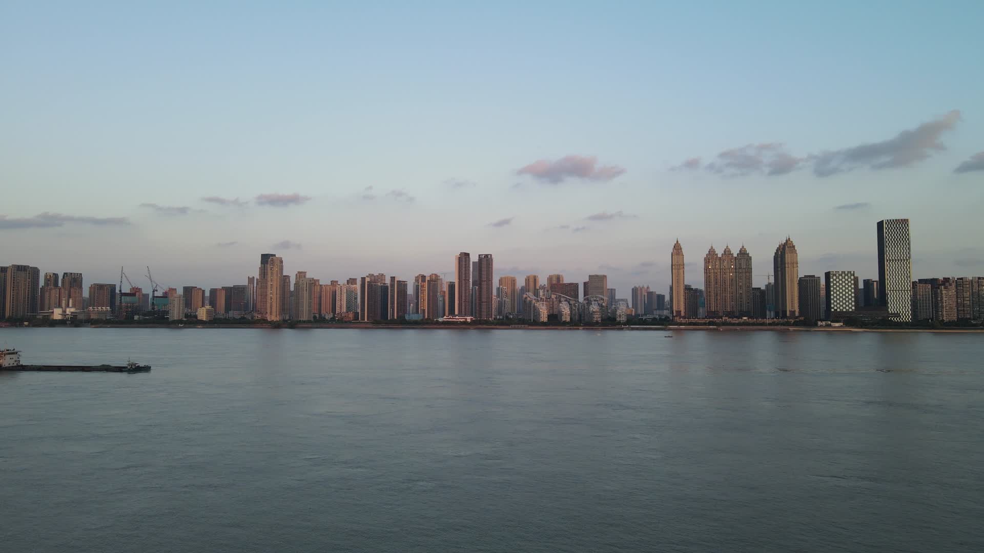 湖北武汉长江汉口高楼日落晚霞视频的预览图