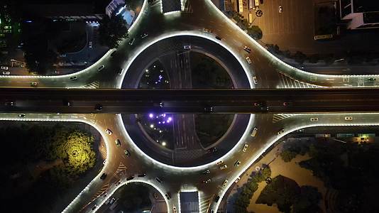 4K航拍河南郑州紫荆山立交桥交通夜景视频的预览图