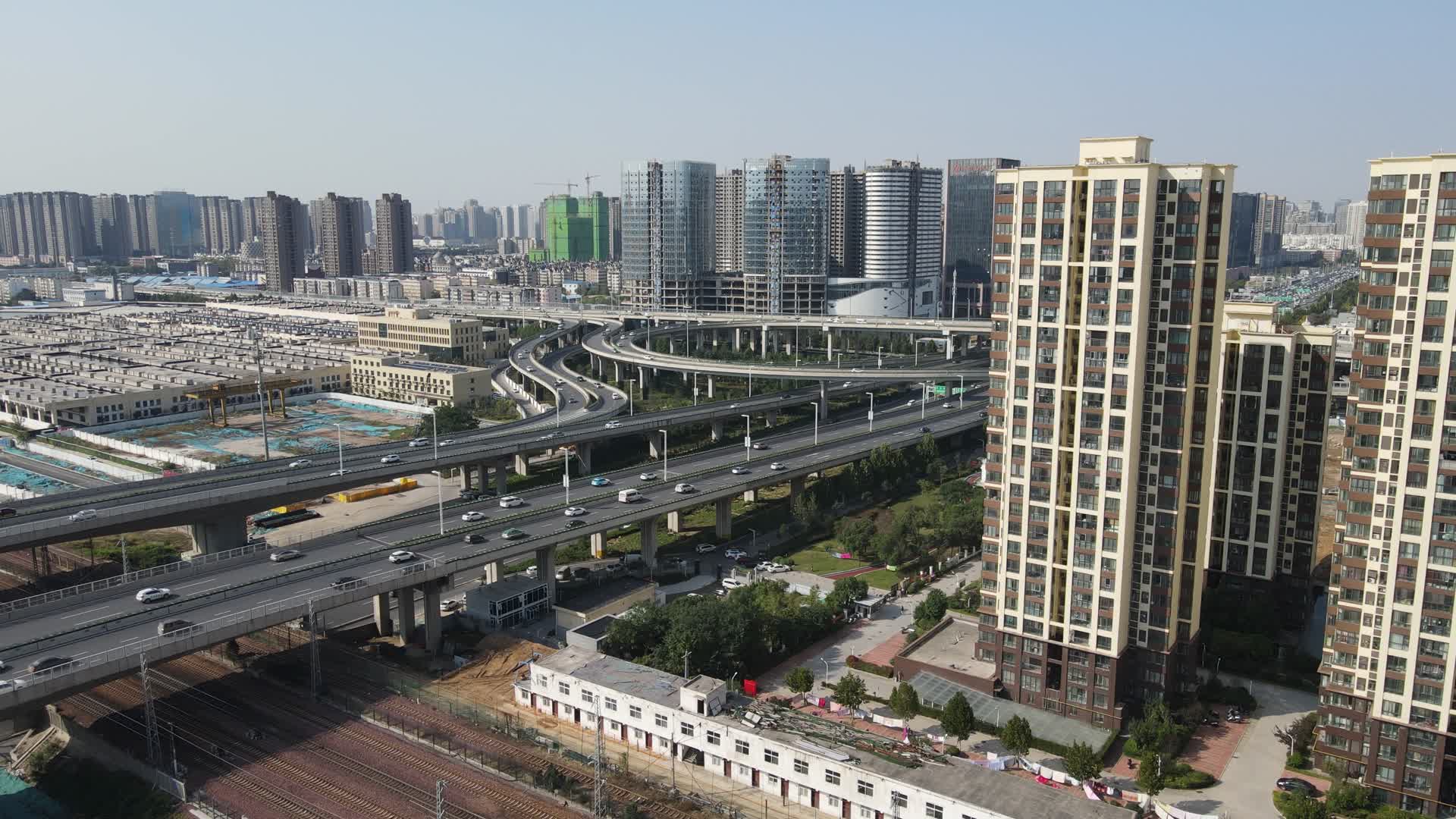 4K航拍河南郑州中州大道立交桥交通视频的预览图