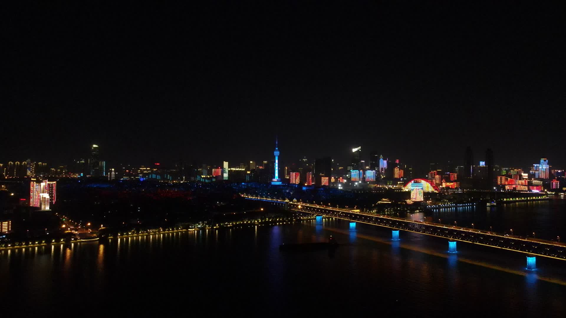 4K航拍湖北武汉城市夜景视频的预览图