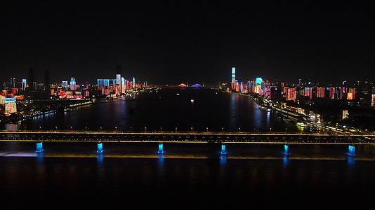 4K航拍湖北武汉长江大桥夜景视频的预览图