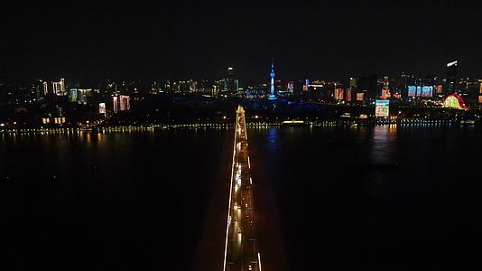 4K航拍湖北武汉长江大桥龟山公园夜景视频的预览图