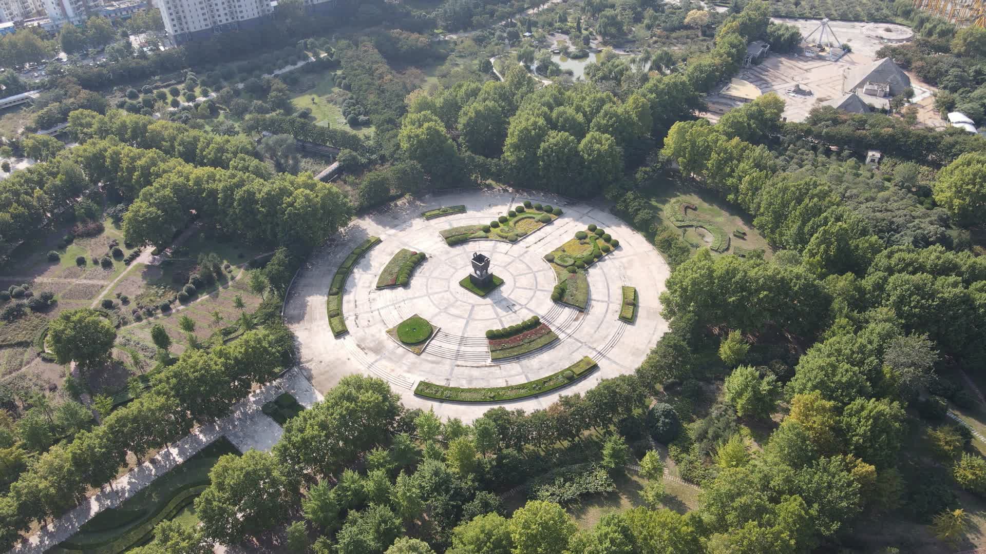 4K航拍郑州市世纪公园广场视频的预览图