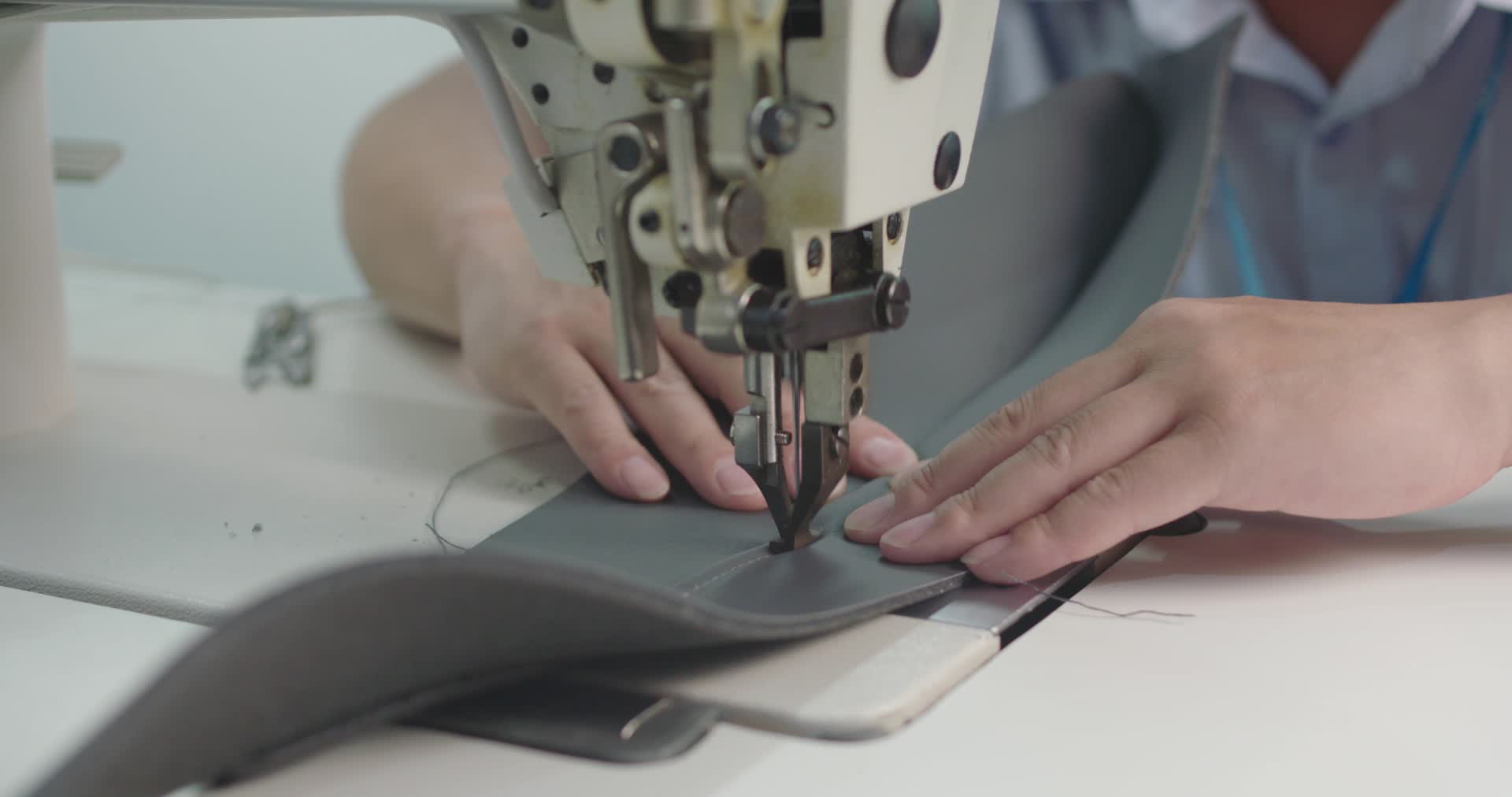 裁缝手工服装厂加工皮革加工视频的预览图