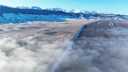 4K新疆雪山雪景云层航拍视频的预览图