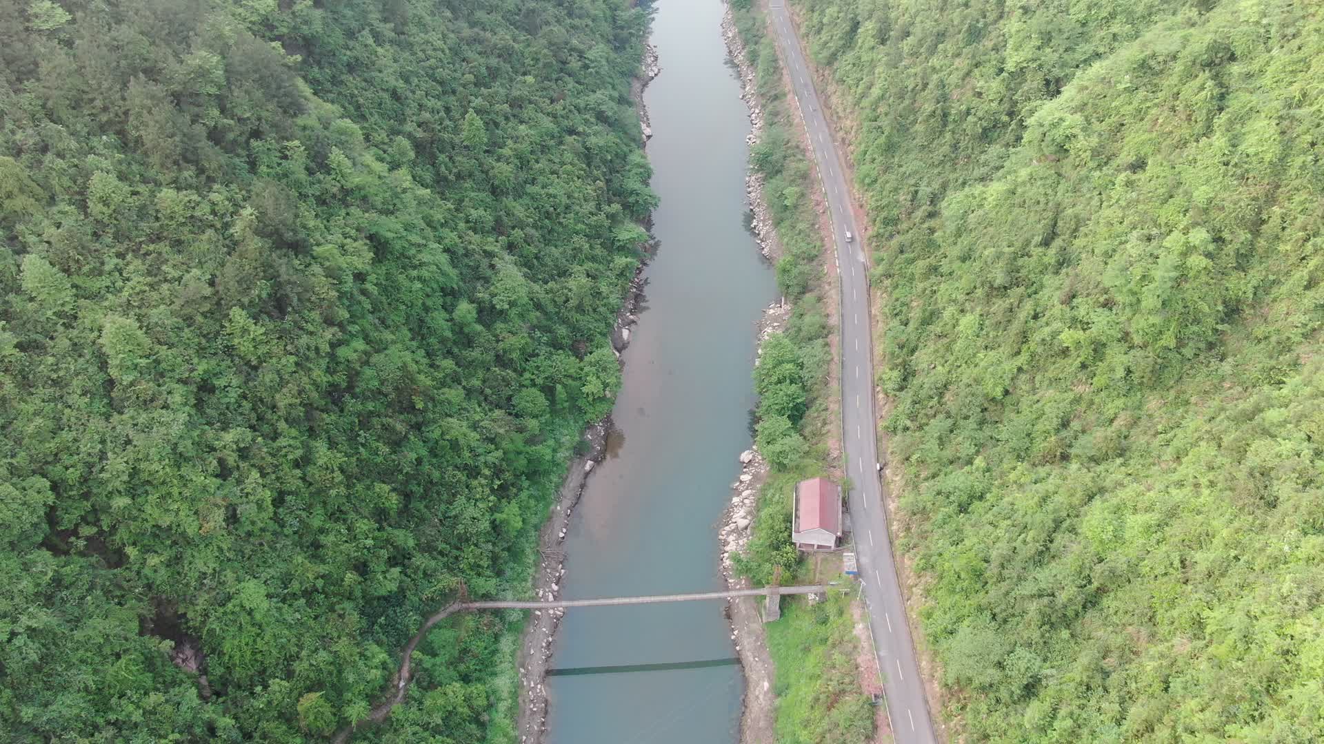 4K航拍山谷河流自然风光视频的预览图