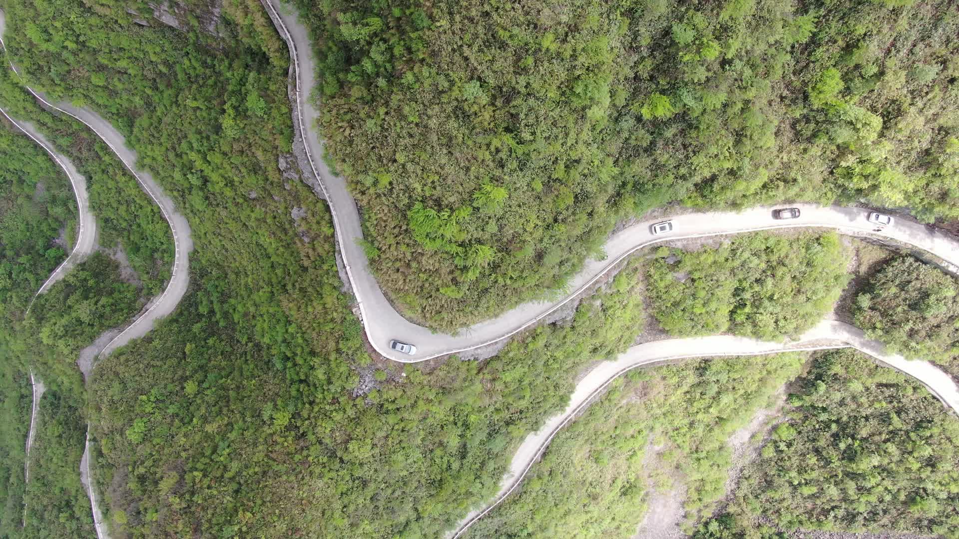 航拍盘山蜿蜒公路交通视频的预览图