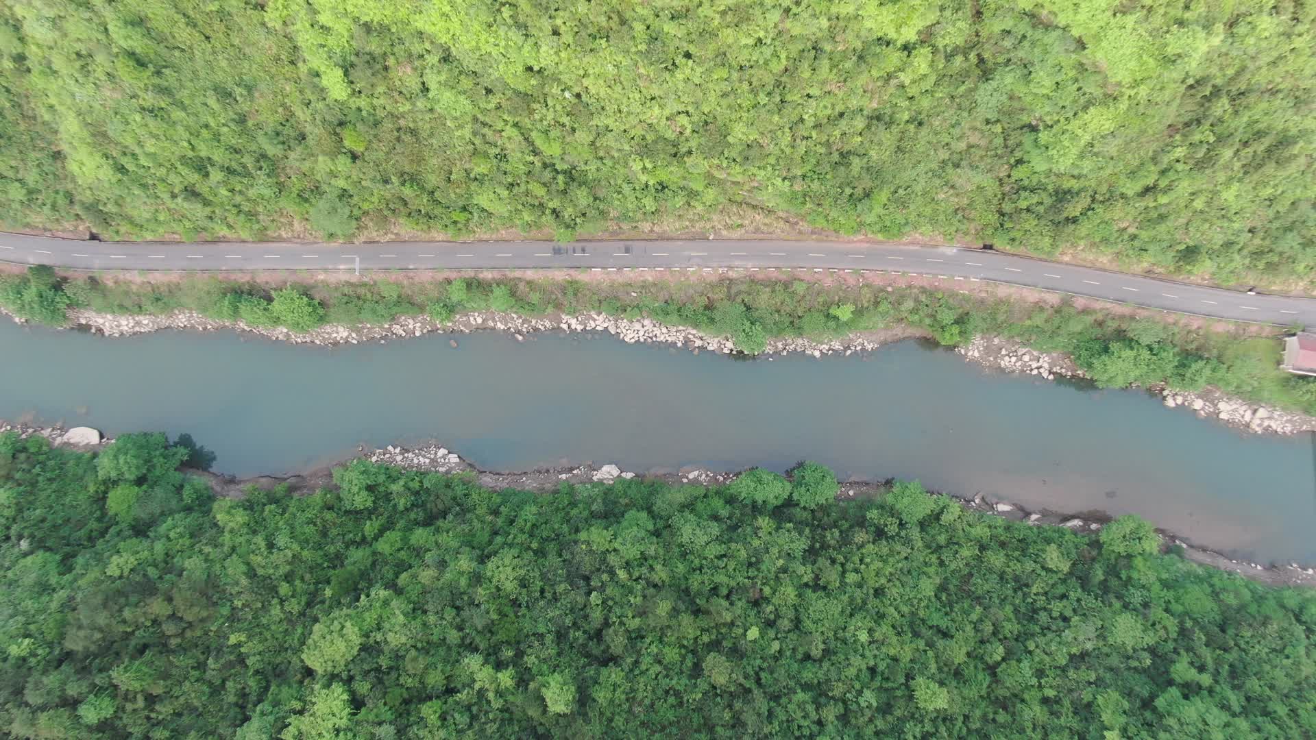 4K航拍大山山谷河流自然风光视频的预览图