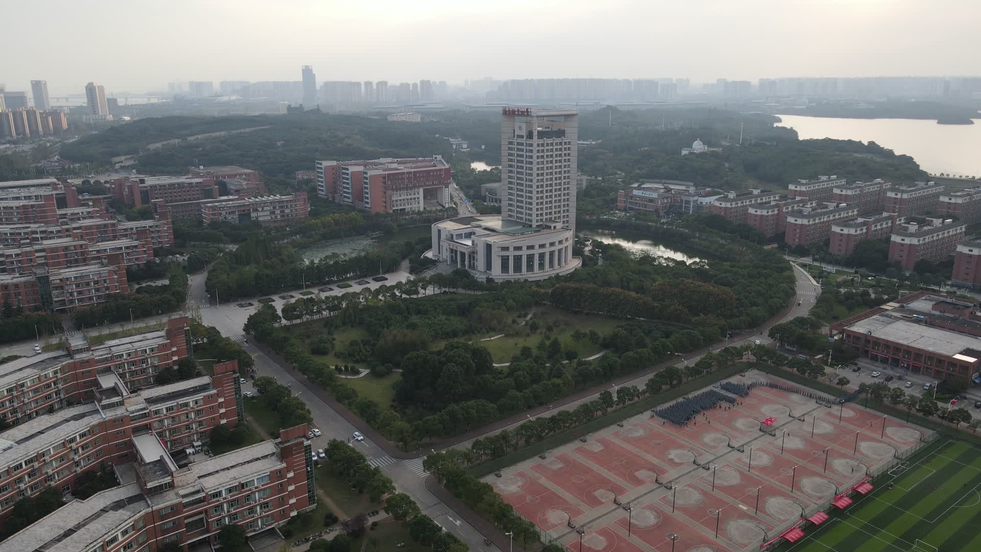 江西南昌航空大学校园环境航拍视频的预览图