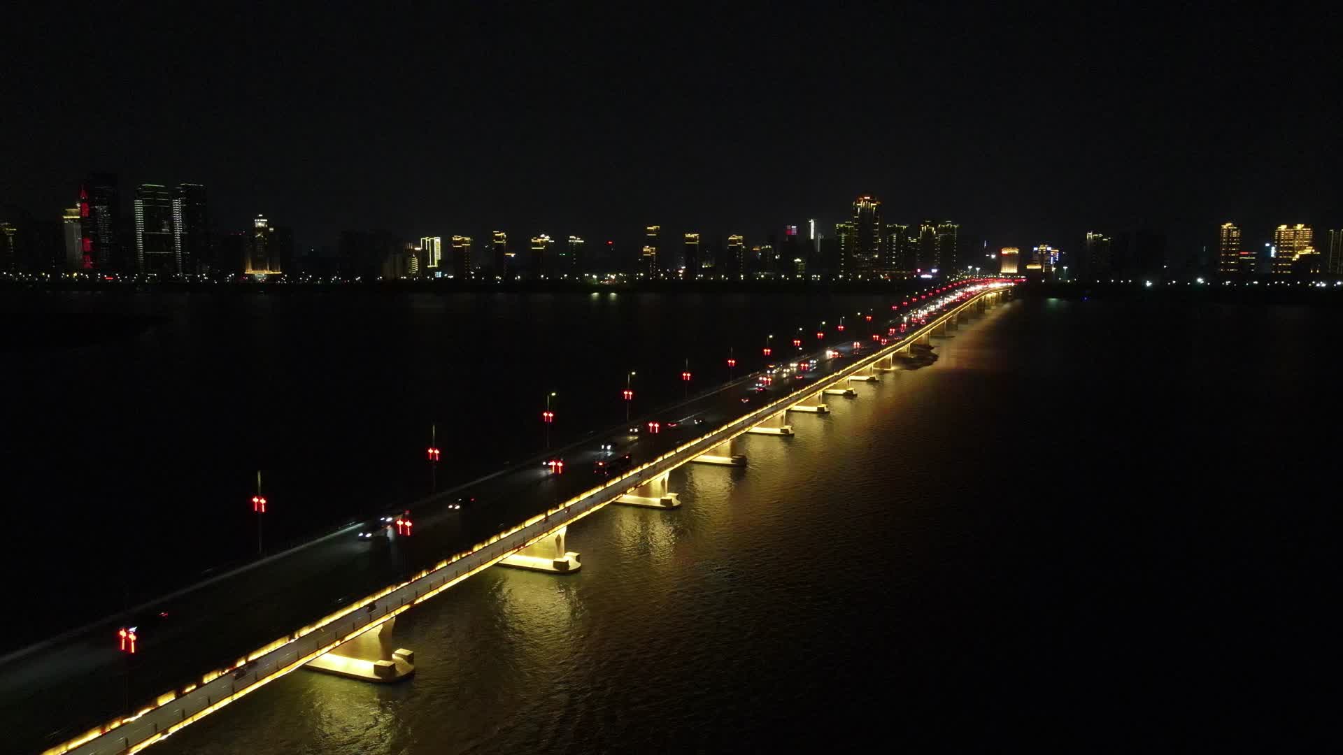 江西南昌大桥夜景交通航拍视频的预览图