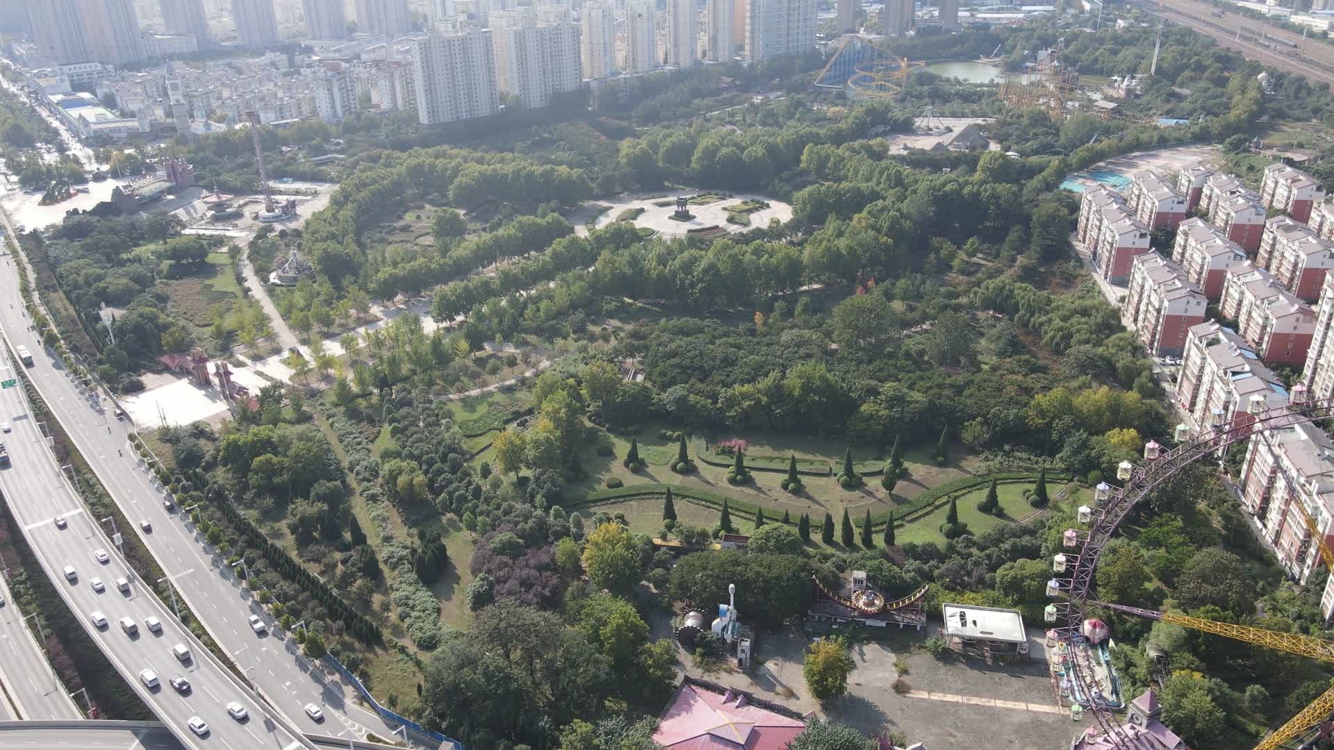 4K航拍郑州市世纪公园视频的预览图