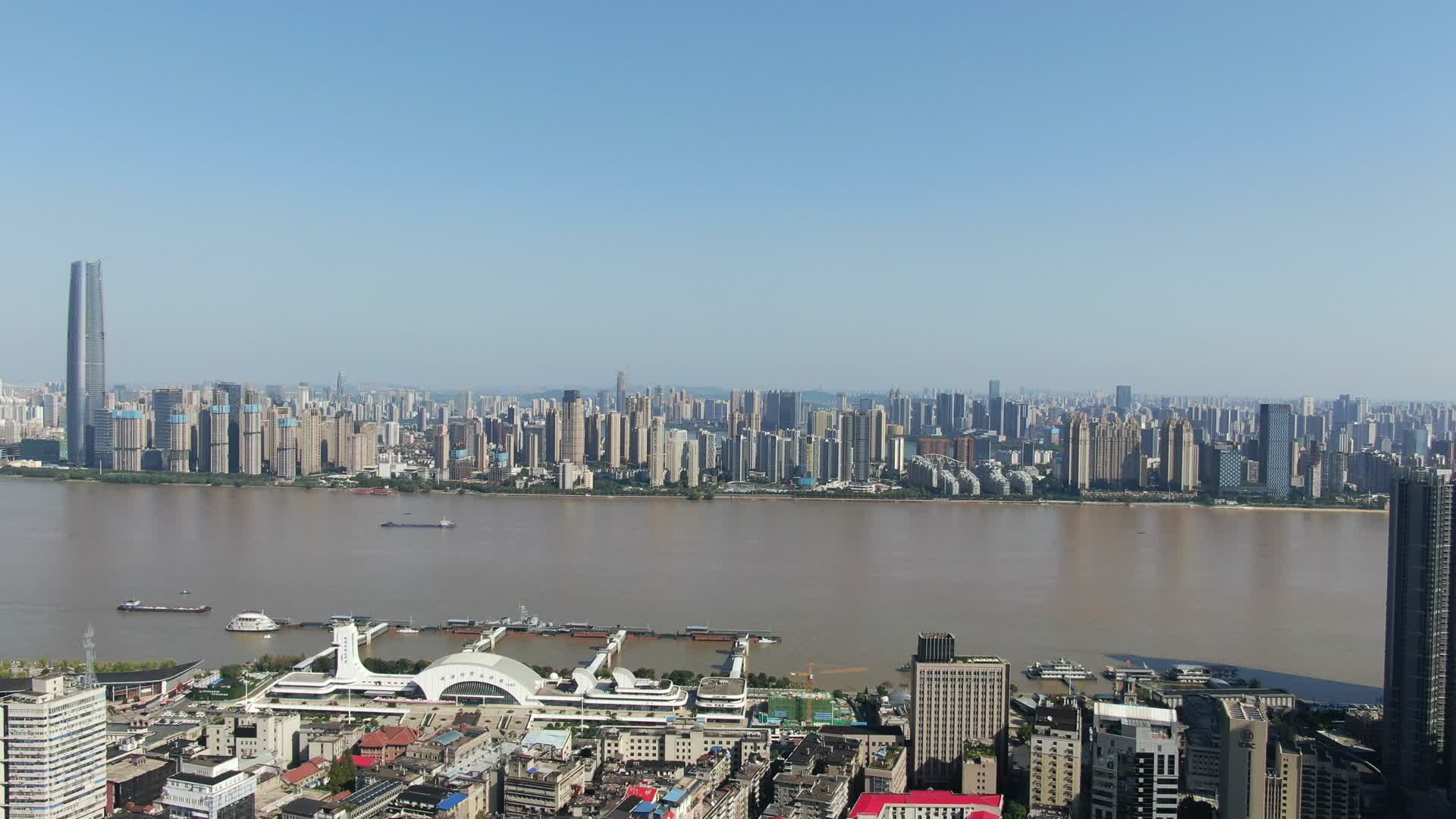 4K航拍湖北江城武汉城市天际线视频的预览图