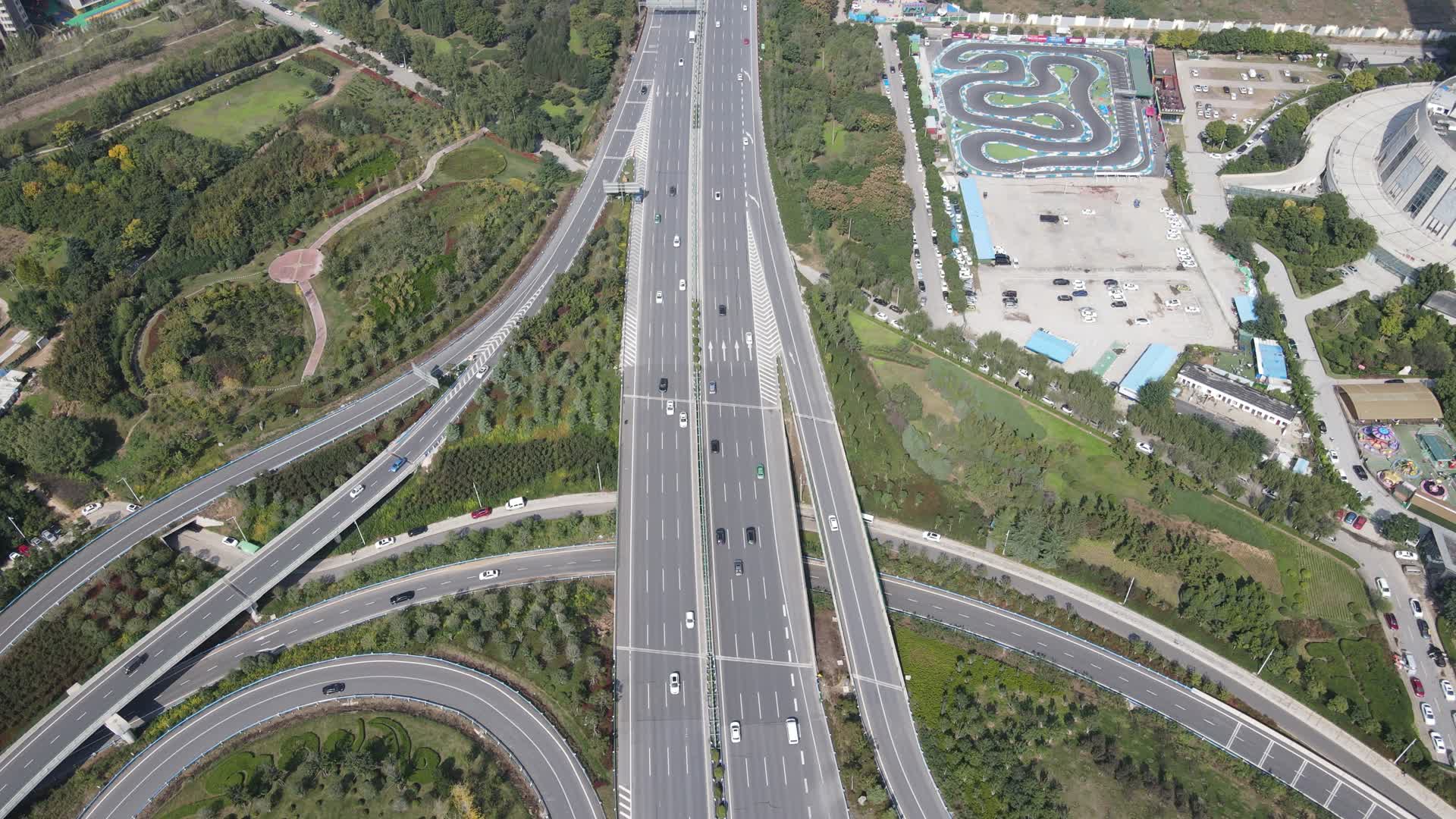 4K航拍河南郑州中州大道交通立交桥视频的预览图