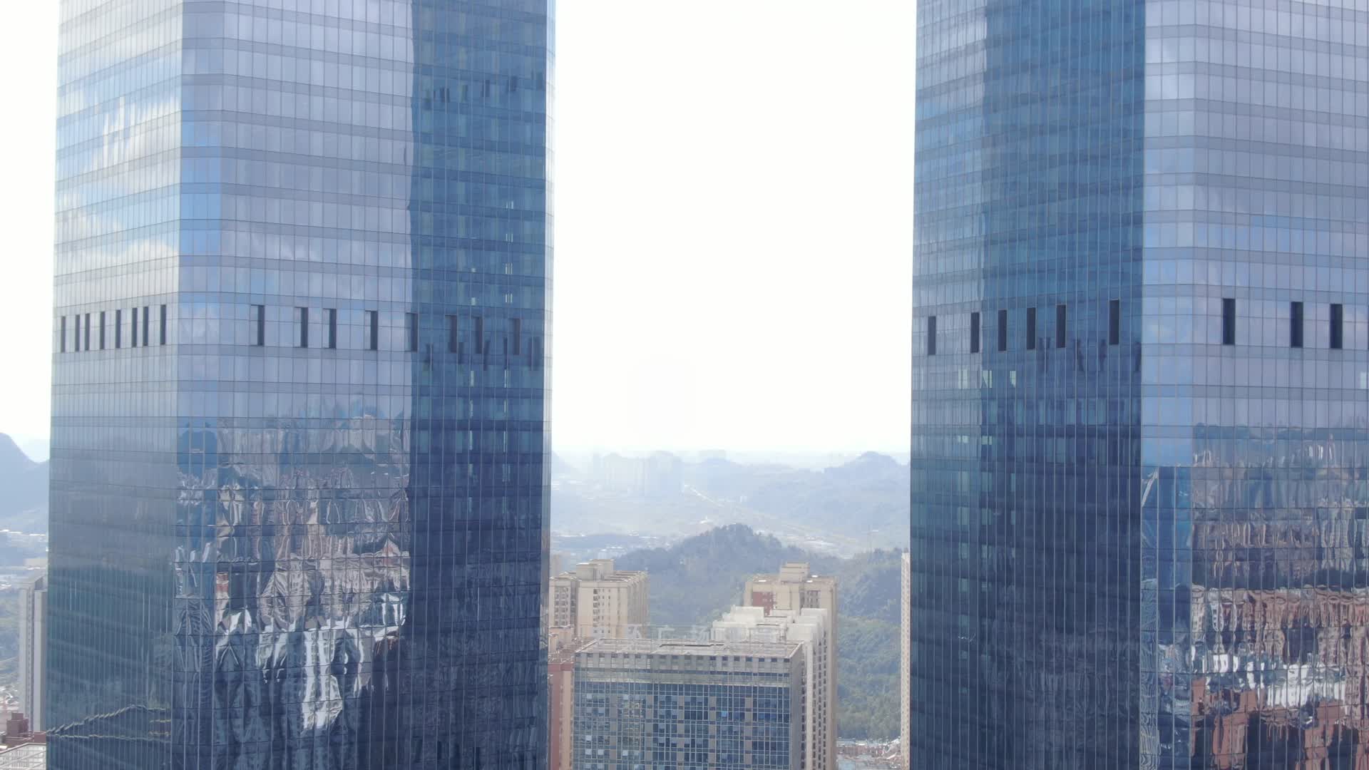 航拍贵阳花果园双子塔建筑视频的预览图