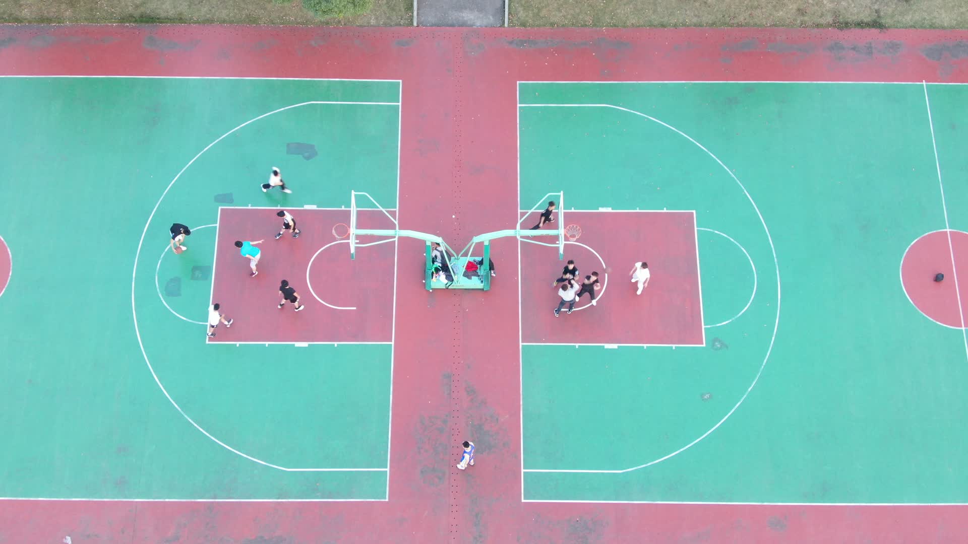 校园篮球场运动打篮球航拍视频的预览图