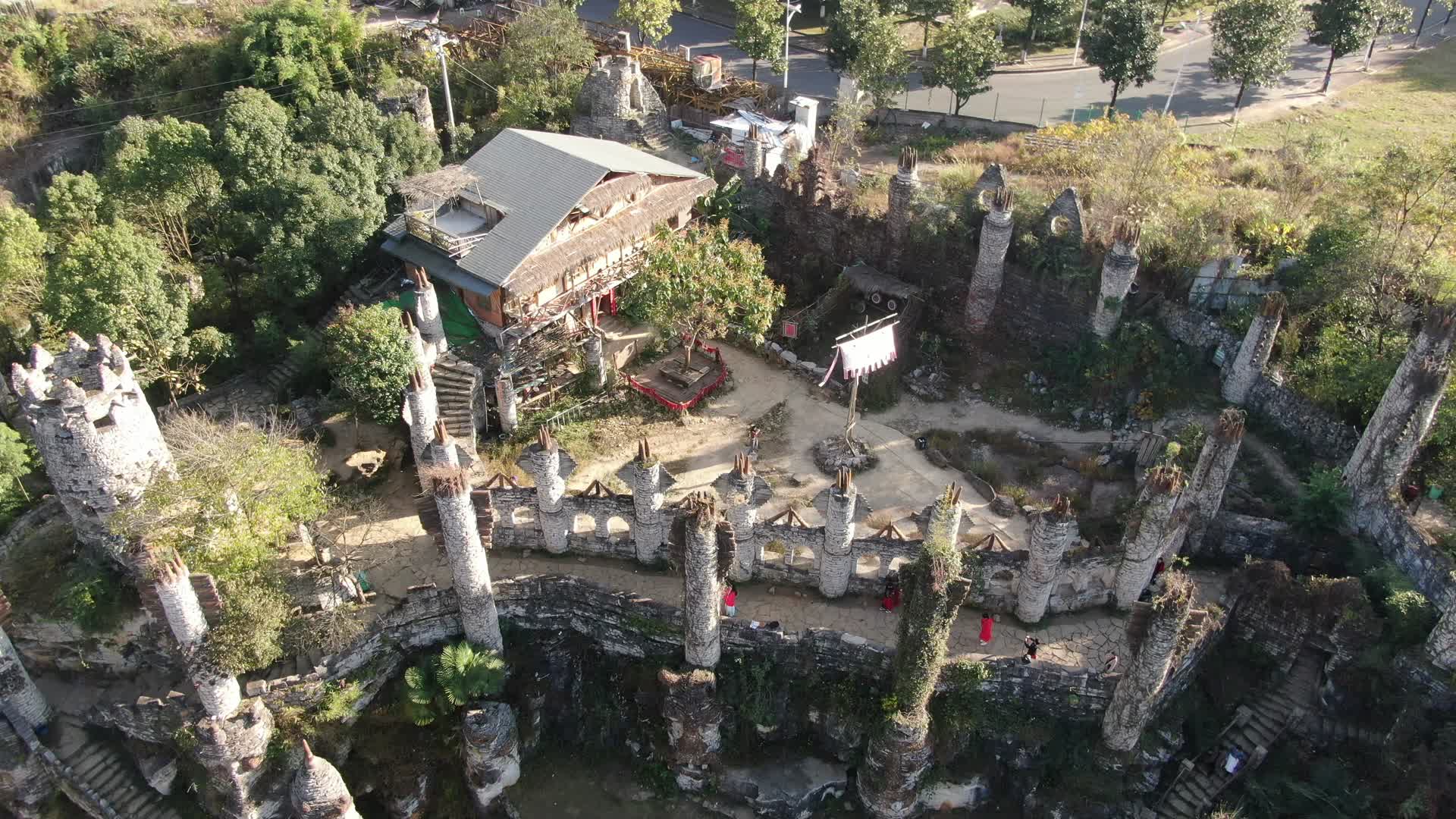 航拍贵阳山谷网红雕塑建筑视频的预览图
