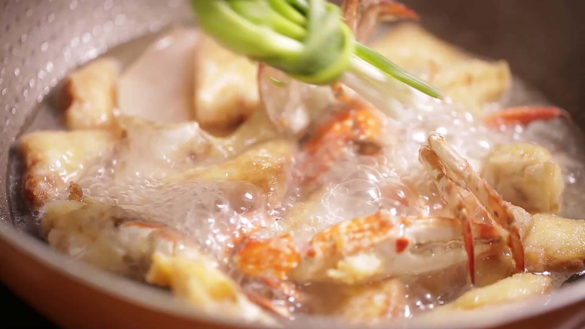 厨师炒制豆腐烧螃蟹视频的预览图