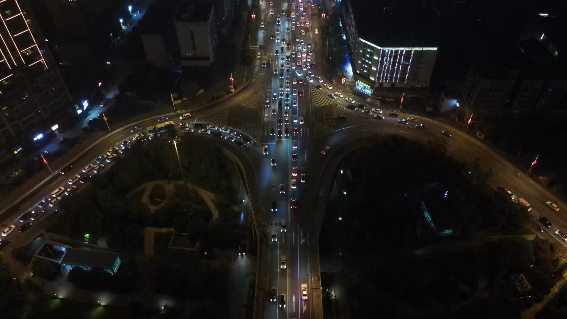 夜晚城市拥堵交通航拍视频的预览图