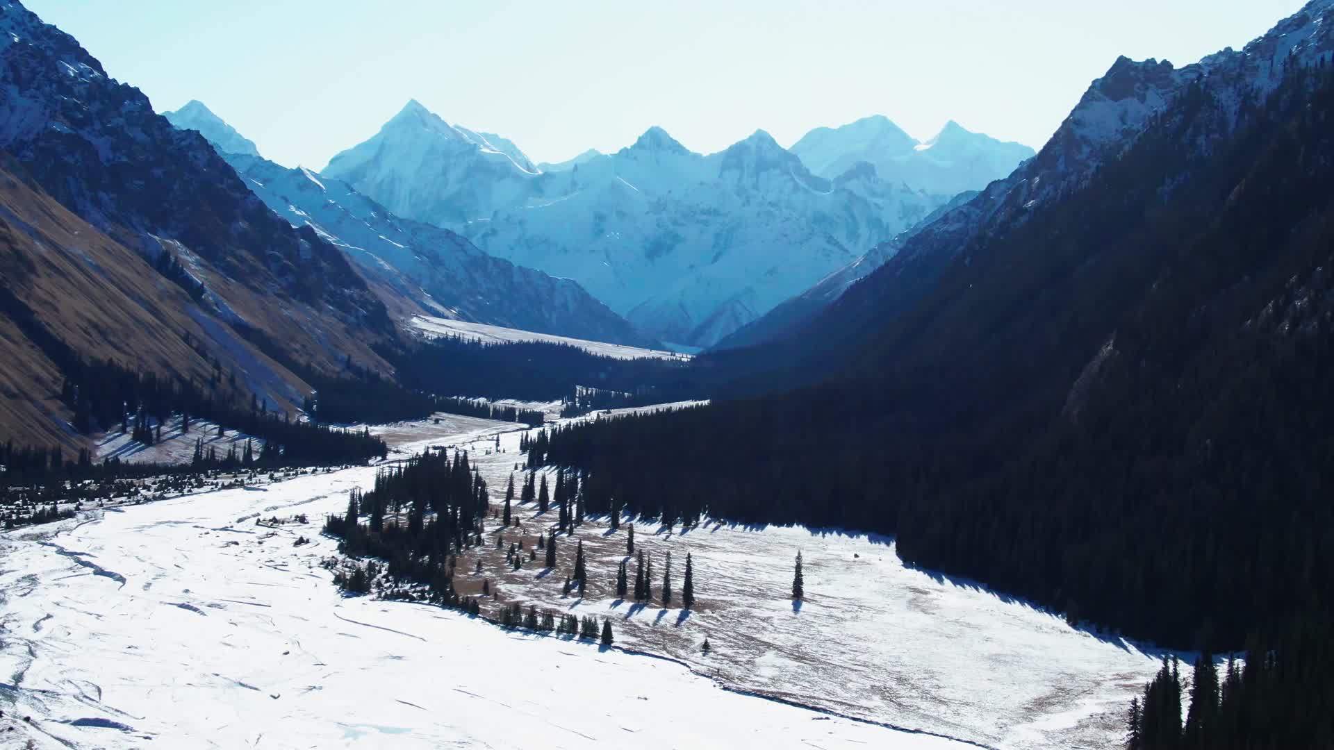 4K新疆冬天雪山风景航拍视频的预览图
