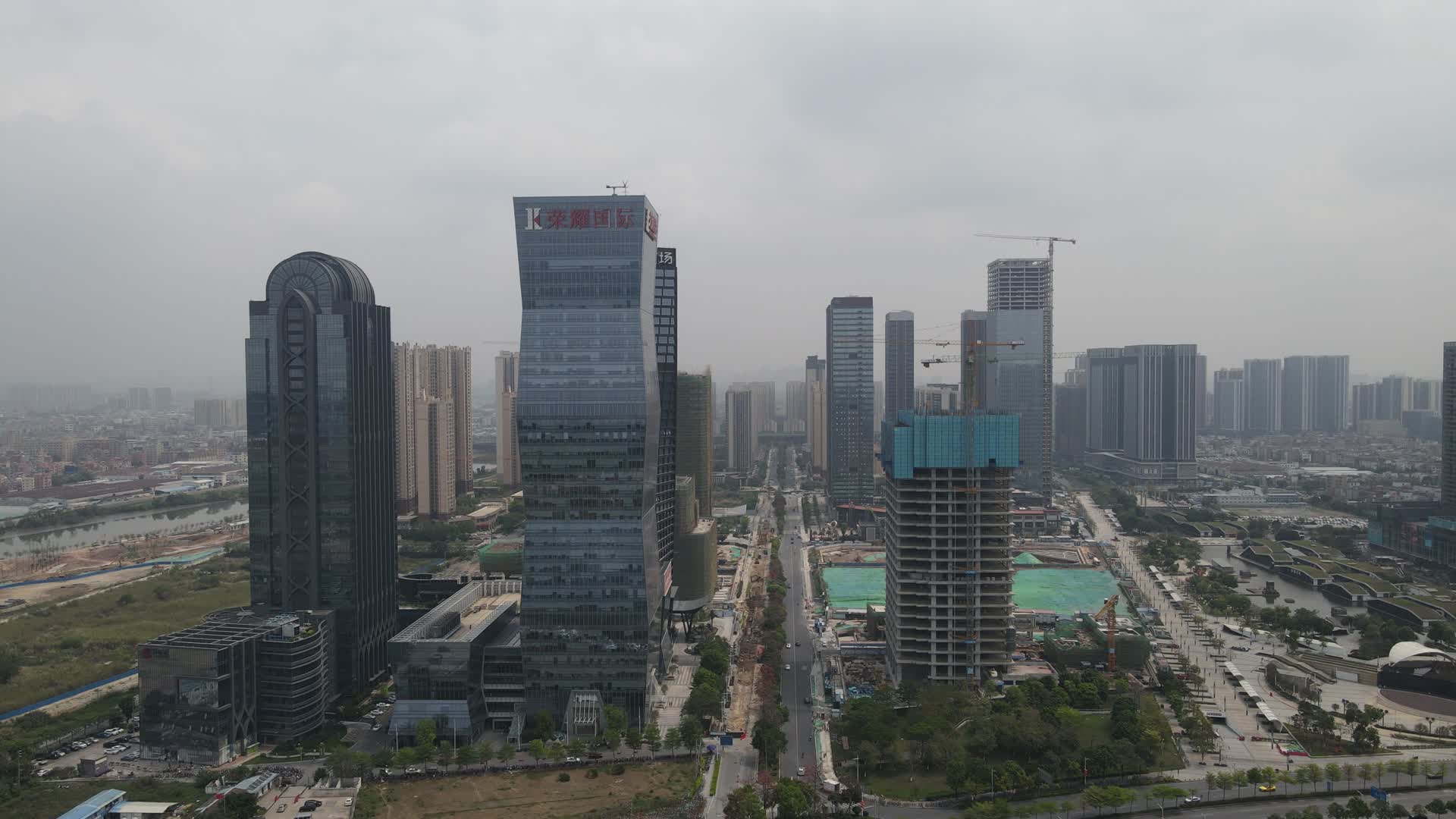 广东佛山城市在建CBD商务建筑视频的预览图