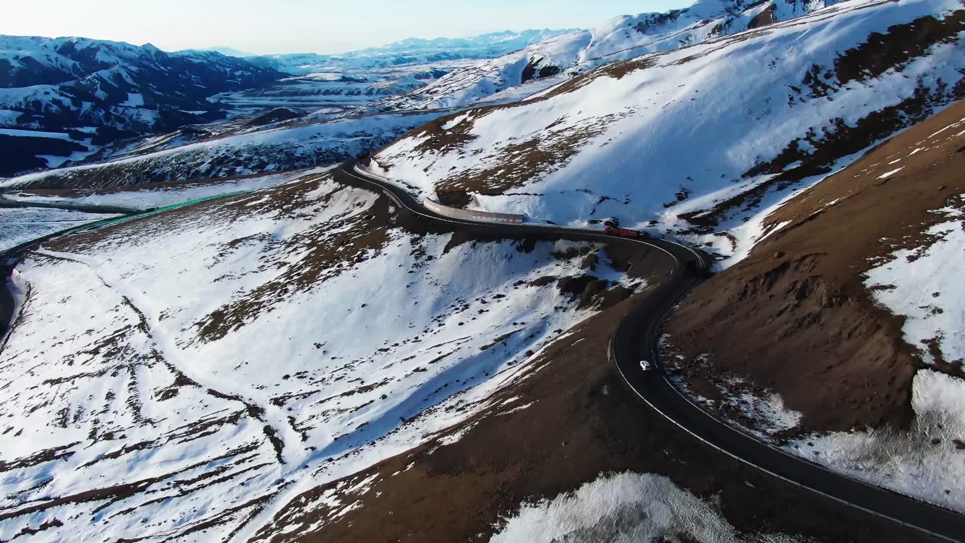 新疆航拍雪山视频的预览图