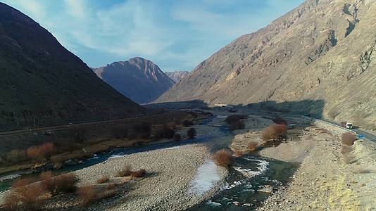 航拍新疆西藏沙漠公路视频的预览图