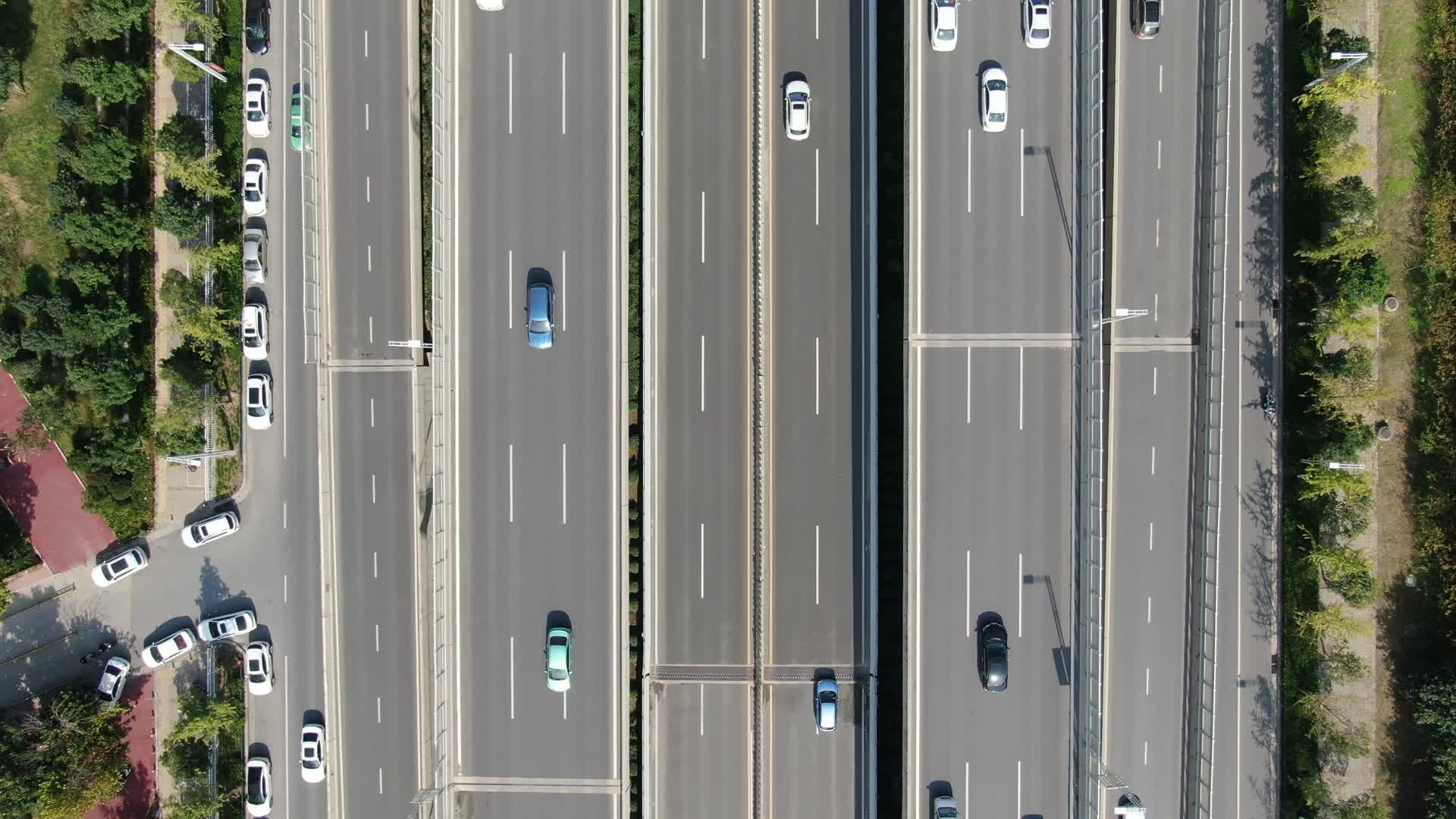 航拍城市交通车辆行驶拥堵视频的预览图