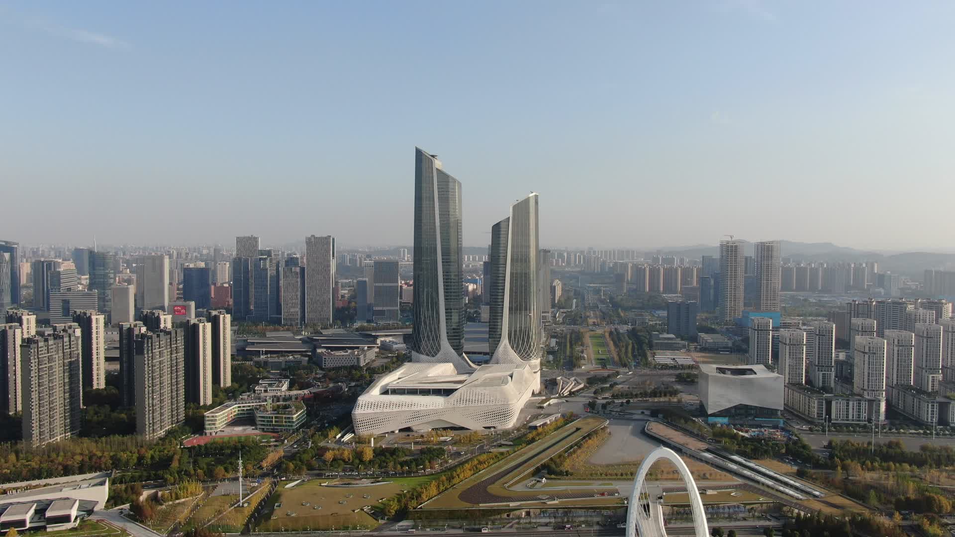 江苏南京河西双子塔地标建筑航拍视频的预览图