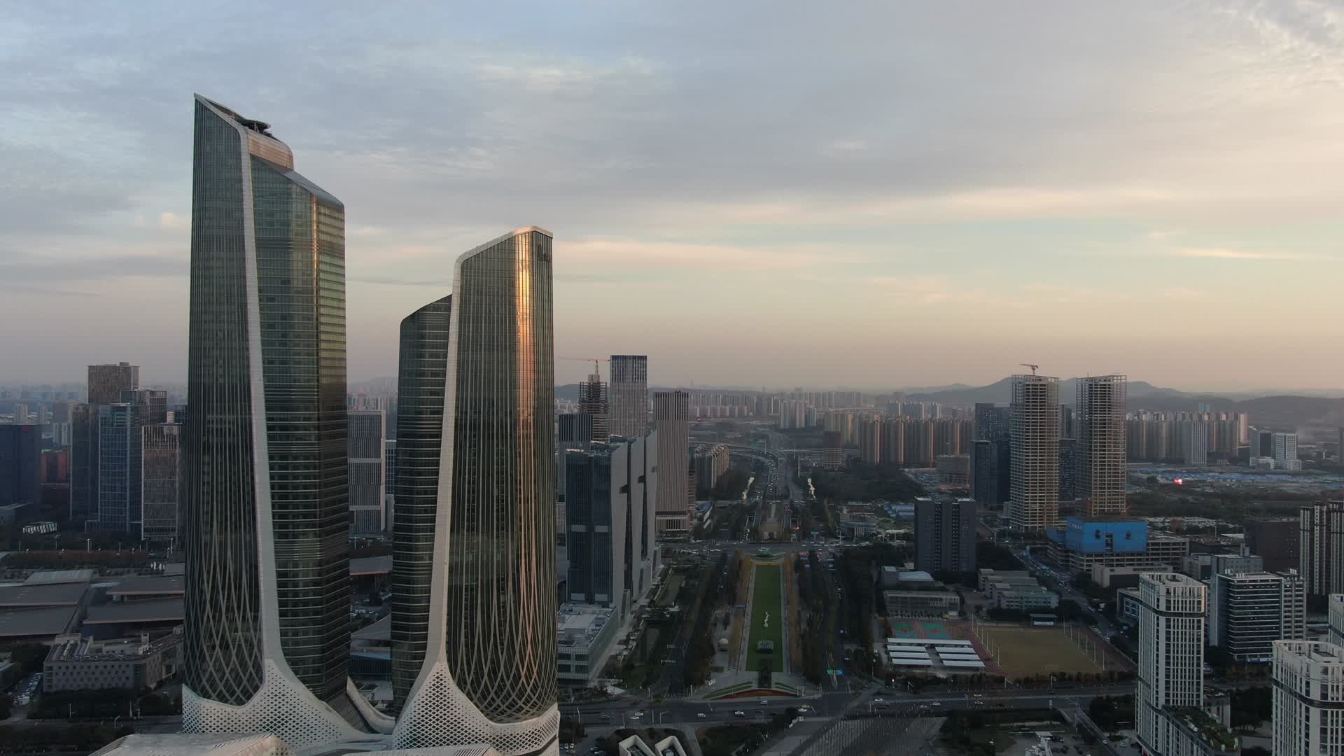 江苏南京河西双子塔地标建筑航拍视频的预览图